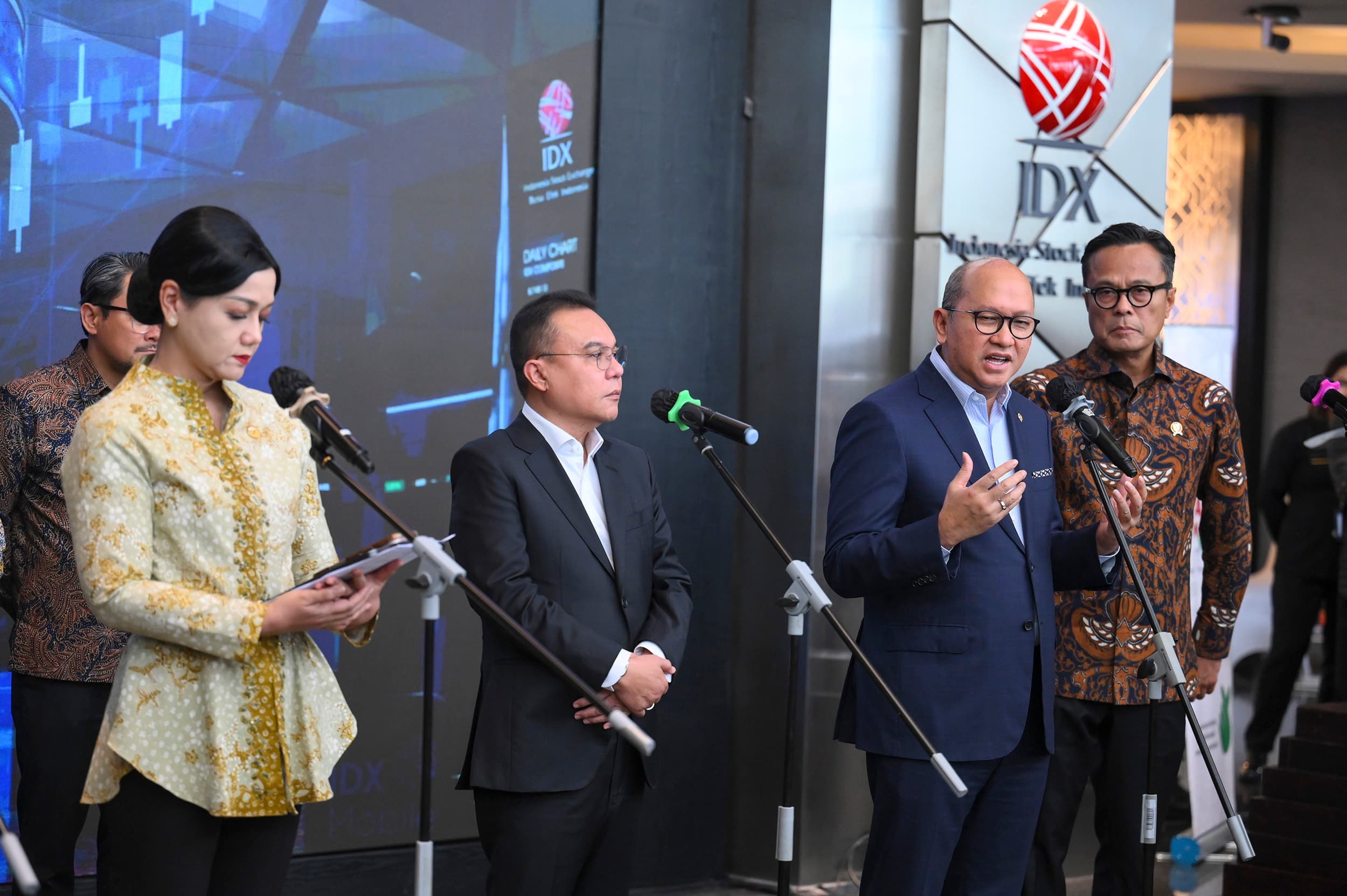 Wakil Ketua DPR Sufmi Dasco Ahmad bersama CEO Danantara Rosan Roeslani; Ketua Dewan Komisioner OJK Friderica Widyasari Dewi dan COO Danantara Dony Oskaria serta Kapolri Jenderal Pol. Suyudi Ario Seto memberikan keterangan pers saat memantau penurunan Indeks Harga Saham Gabungan (IHSG) di Bursa Efek Indonesia (BEI), Jakarta, Jumat (16/10/2026). ANTARA FOTO/Hafidz Mubarak A/kye