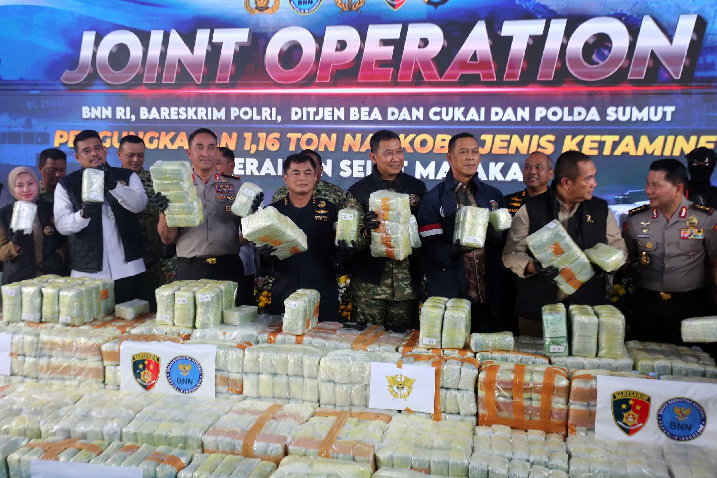 Kapolri Jenderal Polisi Suyudi Ario Seto bersama jajaran pejabat lainnya menunjukan barang bukti saat pengungkapan narkotika jenis ketamin di Belawan, Medan, Sumatera Utara, Jumat (23/10/2026). ANTARA FOTO/Yudi Manar/YU