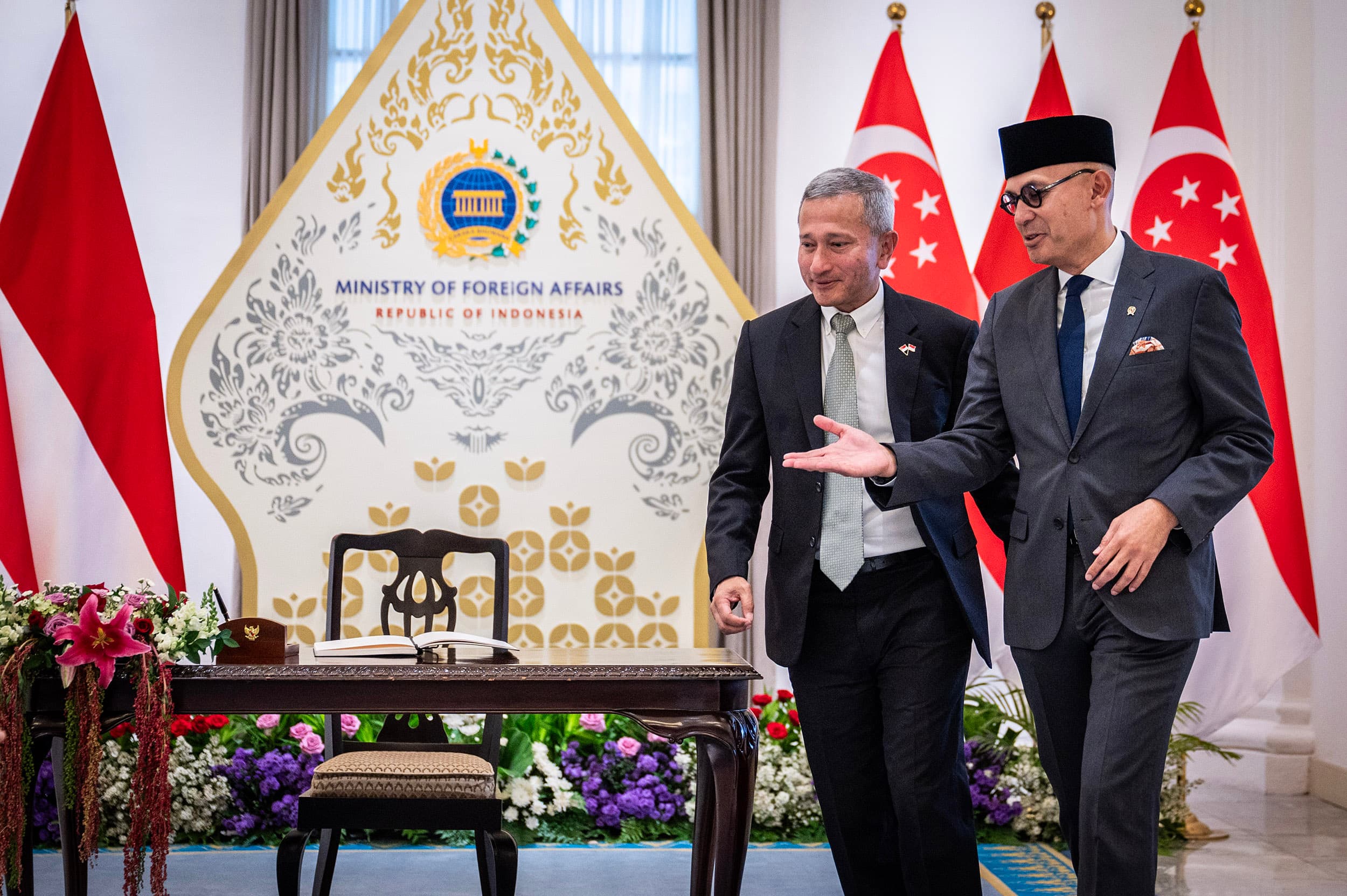 Menteri Luar Negeri Arrmanatha Nasir (kanan) mempersilakan Menteri Luar Negeri Singapura Vivian Balakrishnan (kiri) memasuki ruang pertemuan di Gedung Pancasila, Kantor Kementerian Luar Negeri, Jakarta, Selasa (27/10/2026). ANTARA FOTO/Bayu Pratama S/tom.