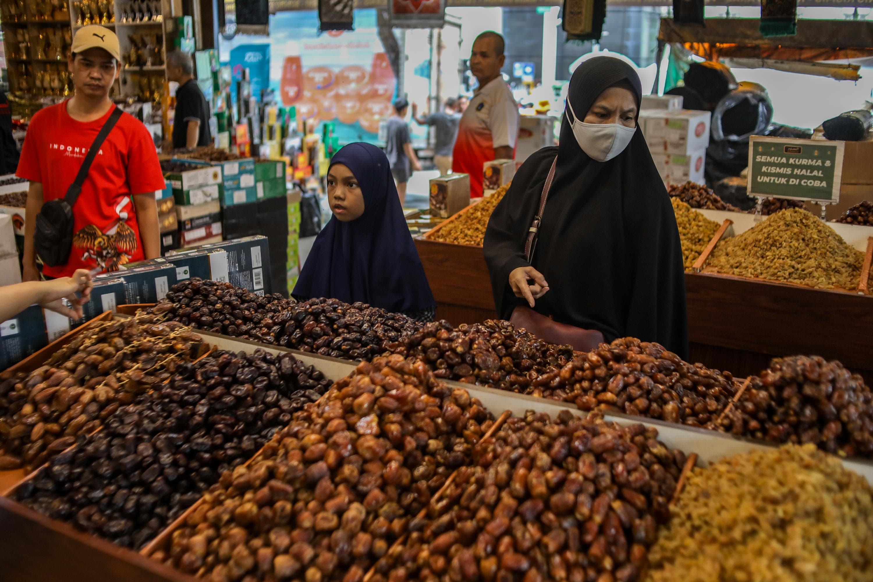 Pedagang melayani pembeli kurma di Toko Elshanum, Pasar Tanah Abang, Jakarta, Jumat (27/2/2026). AKURAT.CO/Endra Prakoso