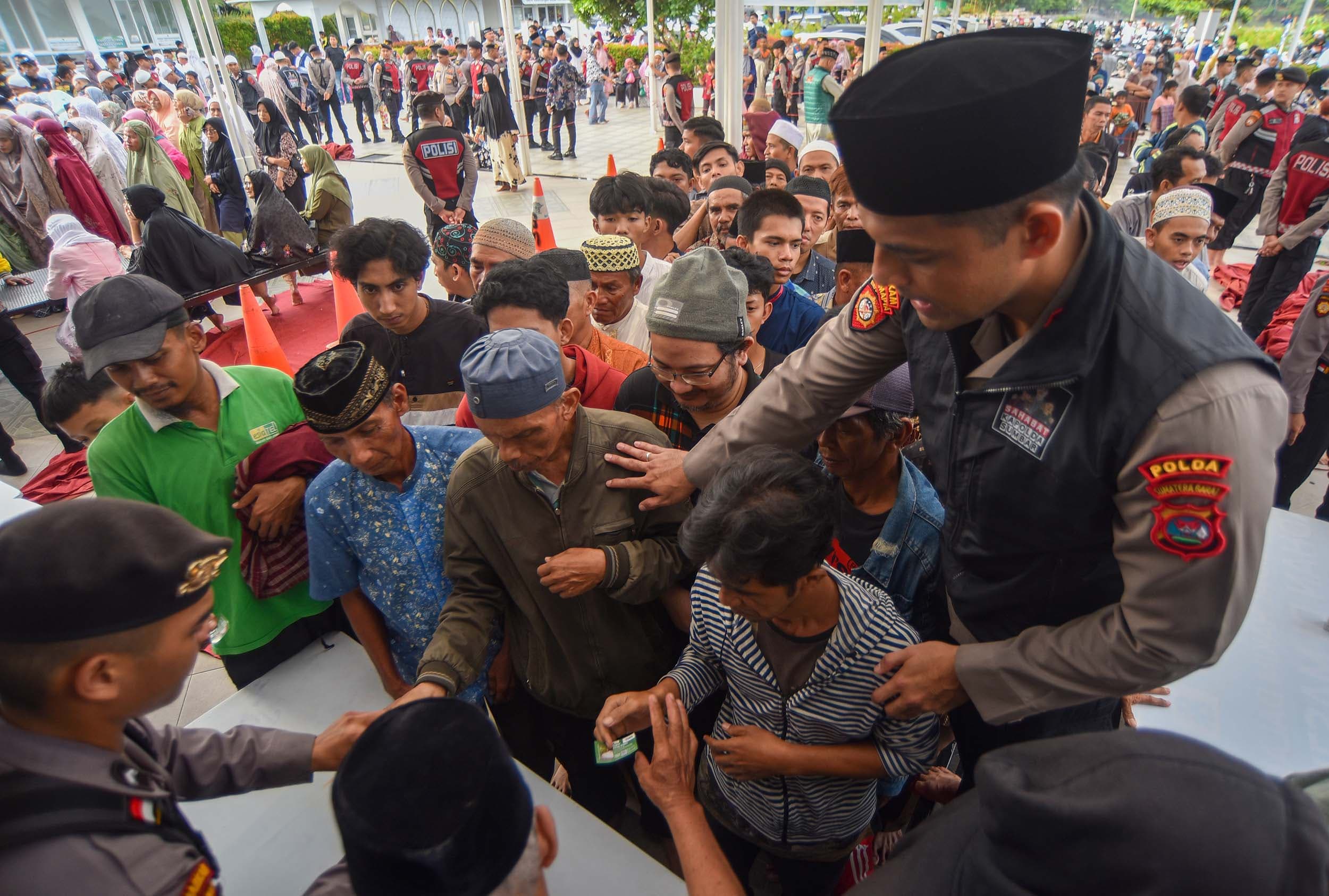 Warga mengantre mengambil beras yang dibagikan gratis di Masjid Al Hakim Islamic Center Padang, Sumatera Barat, Jumat (27/2/2026). ANTARA FOTO/Fitra Yogi/foc.