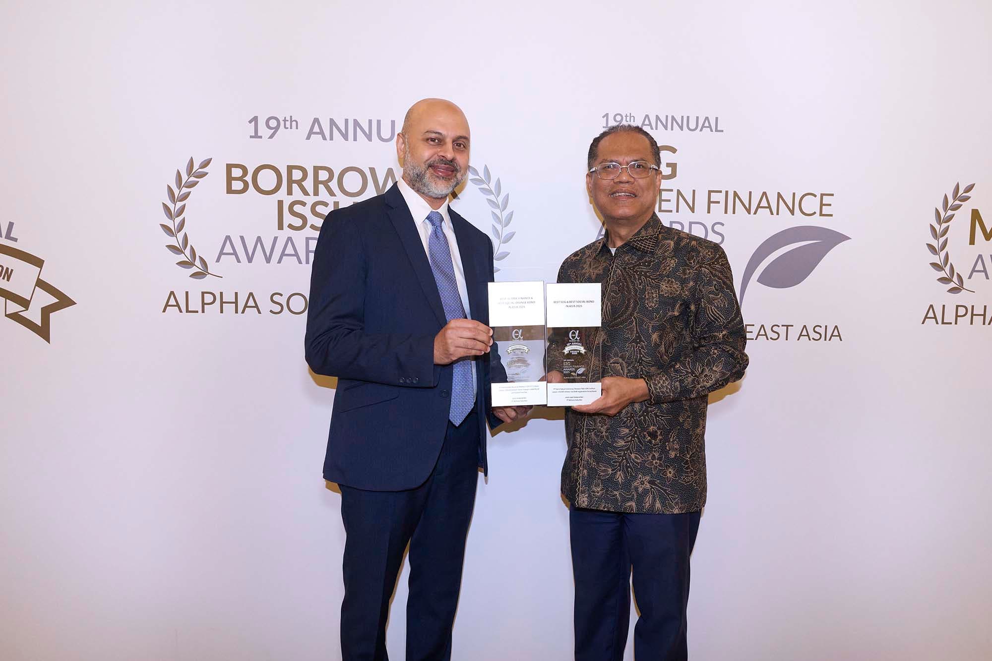 CEO Alpha Southeast Asia, Siddiq Bazarwala menyerahkan penghargaan kepada Direktur Invesment Banking PT. Bahana Sekuritas, Tulus Nababan (kanan) pada Alpha Southeast Asia Awards 2025 di Jakarta, baru baru ini.