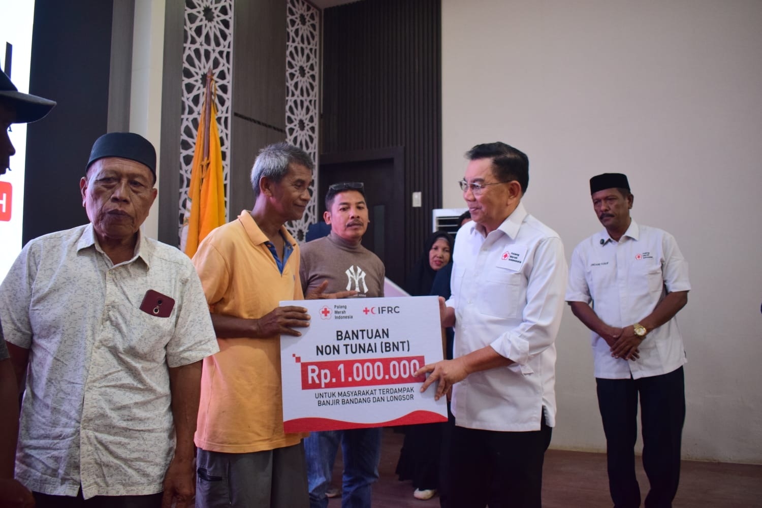 PMI Salurkan Bantuan Tunai Rp1 Juta untuk 2.306 KK Korban Banjir di Tiga Provinsi