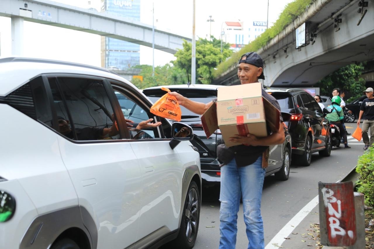 OT Group dan Brotherhood Jakarta Tebar Ribuan Takjil di Tengah Macet Tomang
