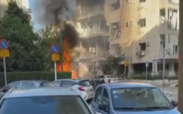 Empat Titik di Tel Aviv Hancur Diterjang Rudal Iran