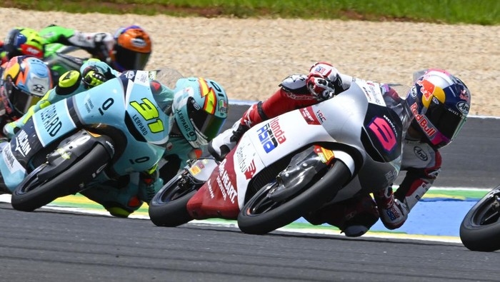 Comeback Gila Veda Ega! Start Posisi 17, Finis Keenam di Moto3 Spanyol 2026