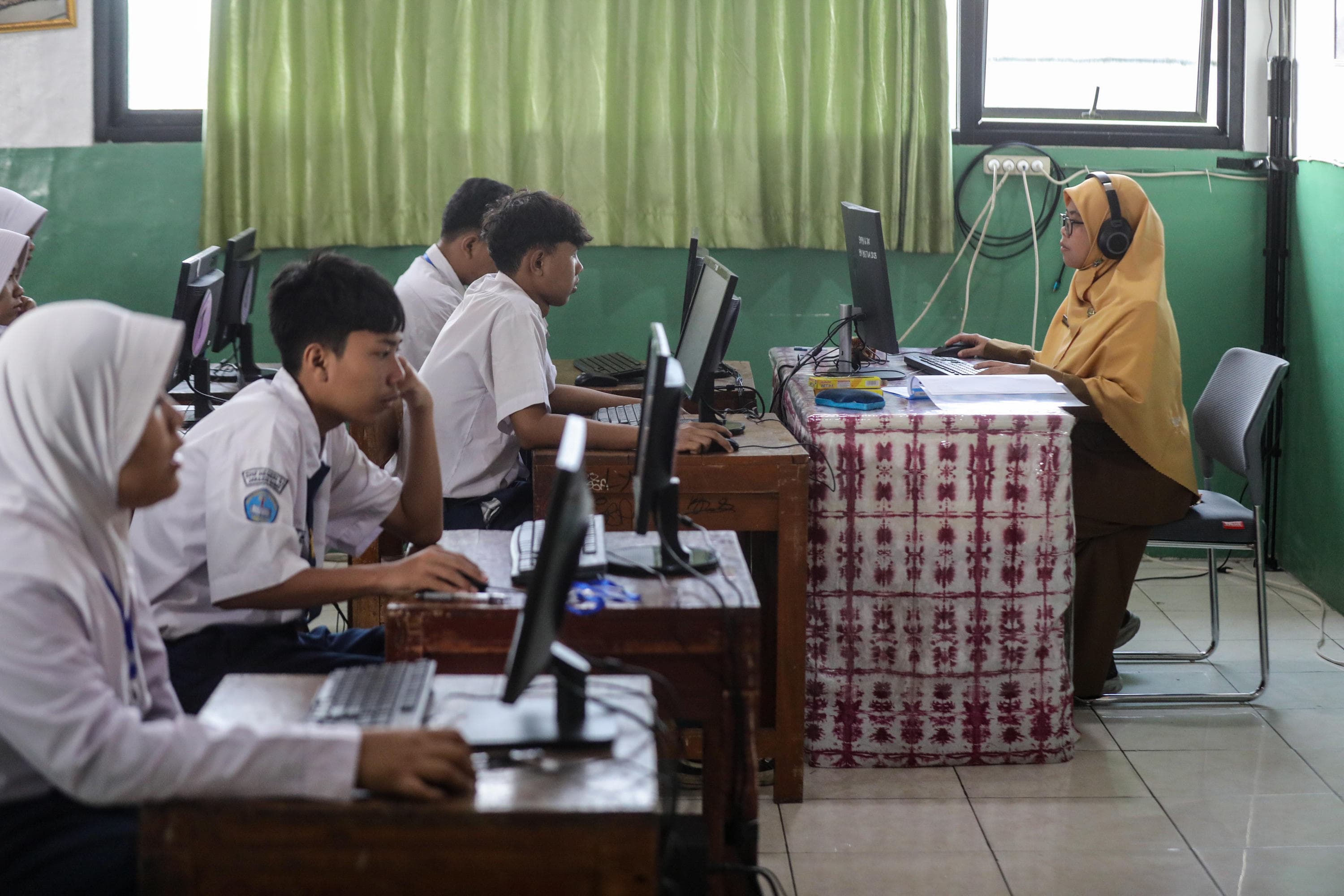 Pelajar mengikuti Tes Kemampuan Akademik (TKA) di SMPN 61, Palmerah, Jakarta, Selasa (7/4/2026). Sebanyak 203 pelajar kelas 9 mengikuti kegiatan TKA yang berlangsung pada 6 hingga 9 April 2026. Mereka menjalani tes selama empat hari yang terbagi dalam tiga sesi per hari, yakni pukul 07.00, 08.30 dan 11.30 WIB. AKURAT.CO/Endra Prakoso