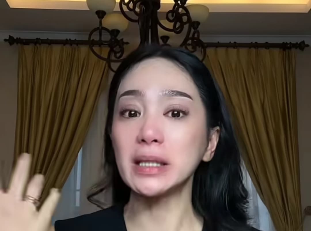 Bantah Tudingan Tak Urus Orang Tua, Bunga Zainal Bongkar Bukti Bawa Ayah Berobat ke Luar Negeri