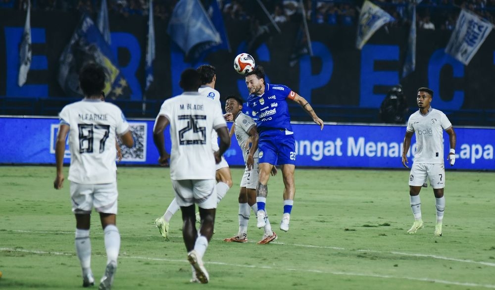 Marc Klok Tegaskan Posisi Persib Bandung di Puncak Klasemen Belum Aman