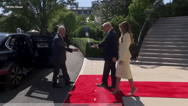 Momen Canggung, Donald Trump dan King Charles III Saling Tarik-Menarik saat Jabat Tangan