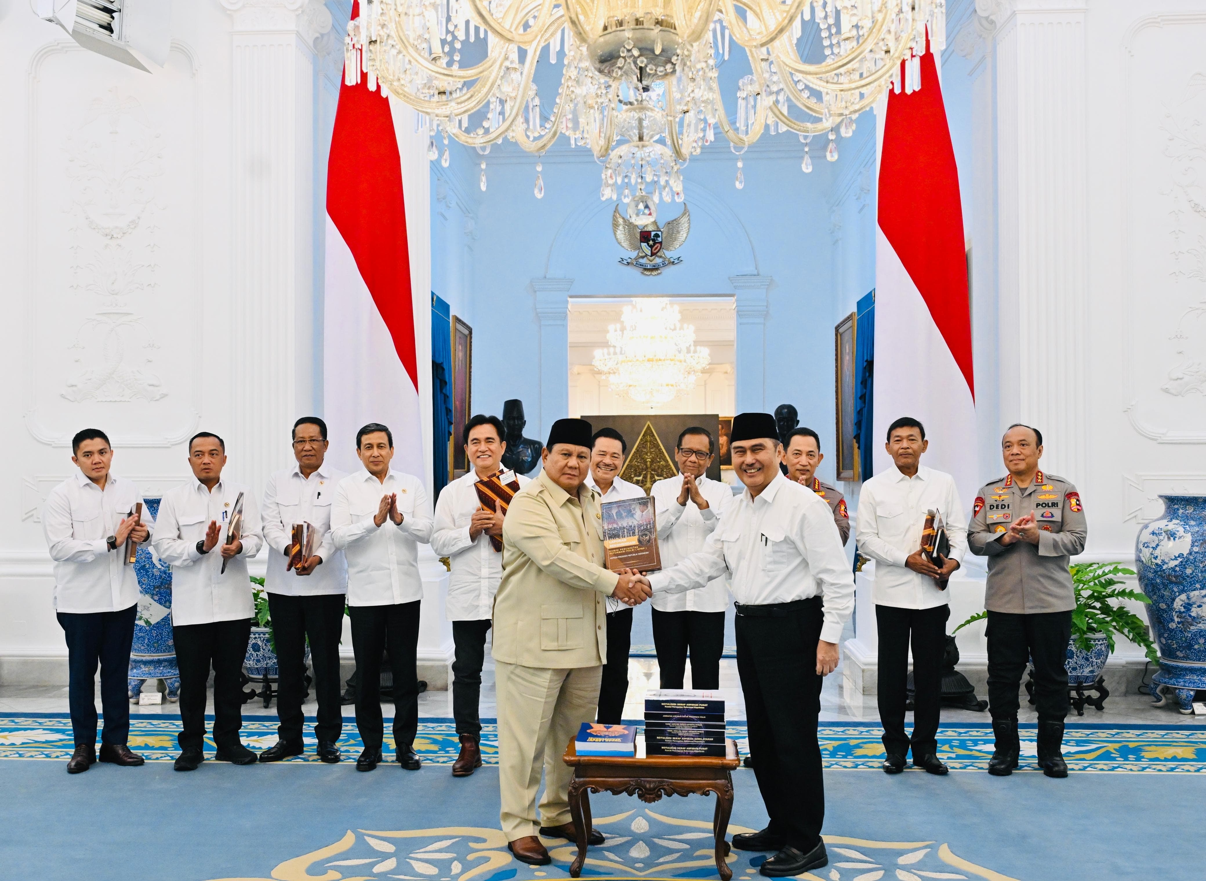 Prabowo Terima 10 Buku Reformasi Polri, Usul Revisi UU hingga Wacana Kementerian Keamanan Dihentikan