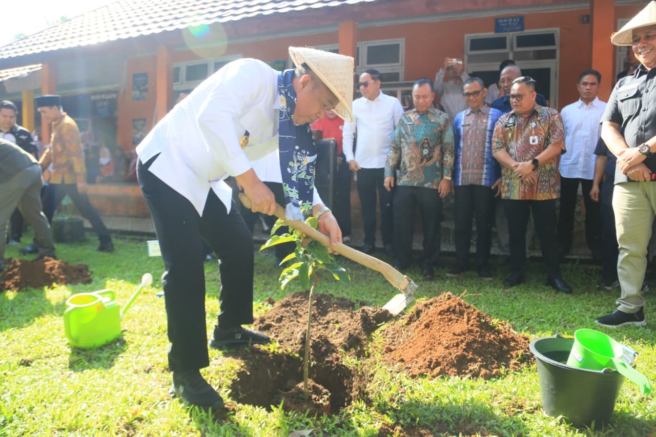 Wagub Sumsel Cik Ujang Tanam Pohon di SMAN 1 Lubuklinggau, Dorong Sekolah Hijau dan Pendidikan Berkualitas