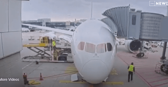 Detik-Detik Roda Depan Boeing 787 Patah Tiba-Tiba, Pesawat Lufthansa Jatuh di Gerbang Bandara