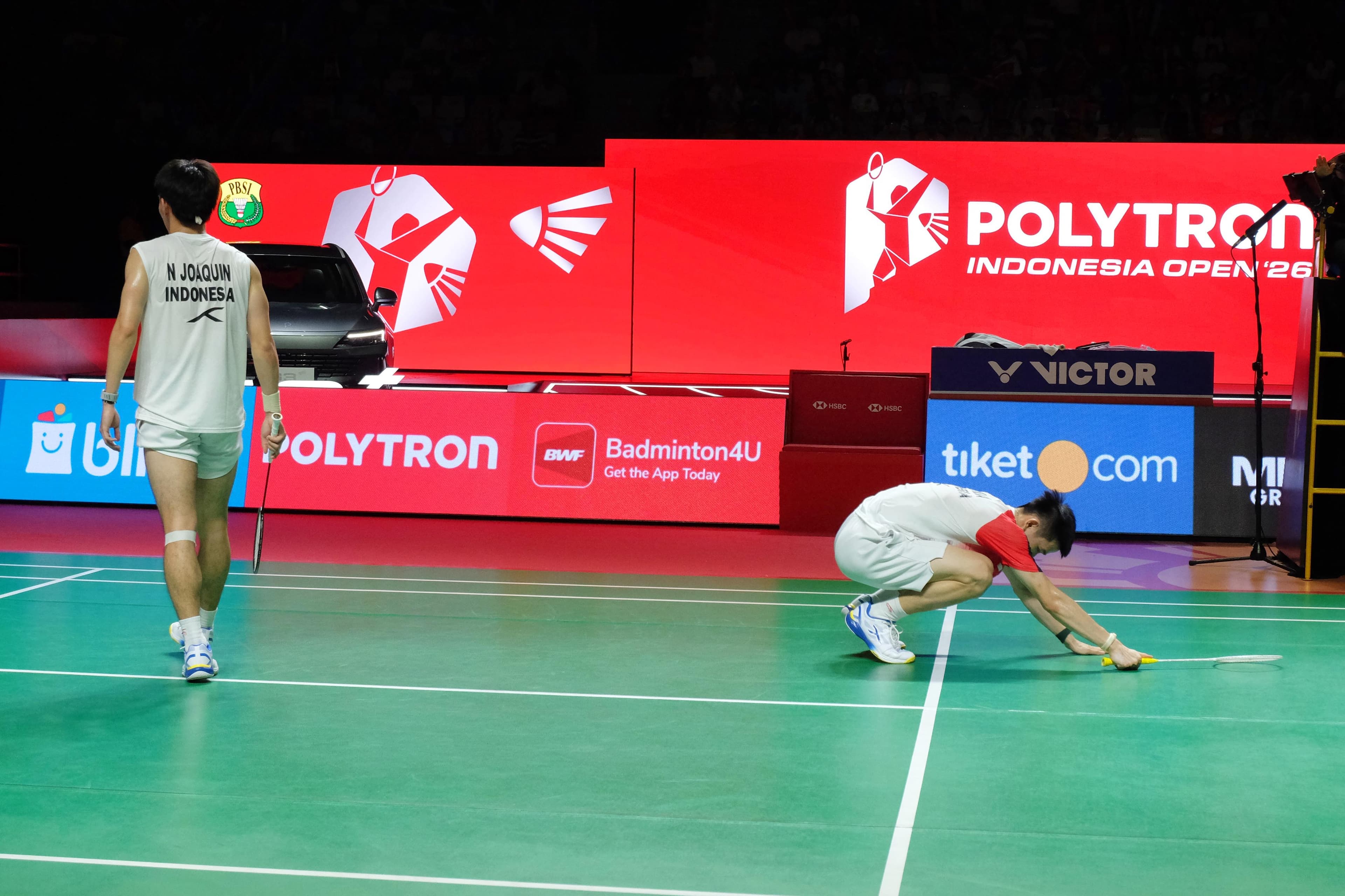 Pasangan Ganda Putra Indonesia, Nikolaus Joaquin / Raymond Indra mengembalikan kok kepada pemain Malaysia Goh Sze Fei / Nur Izzuddin dalam laga pertandingan partai final Indonesia Open 2026 di Istora Gelora Bung Karno, Senayan, Jakarta, Minggu (7/6/2026). Raymond/Joaquin harus mengakui kehebatan ganda putra Malaysia kalah 3 gem dengan skor 21-13, 18-21, 10-21. AKURAT.CO/Sopian