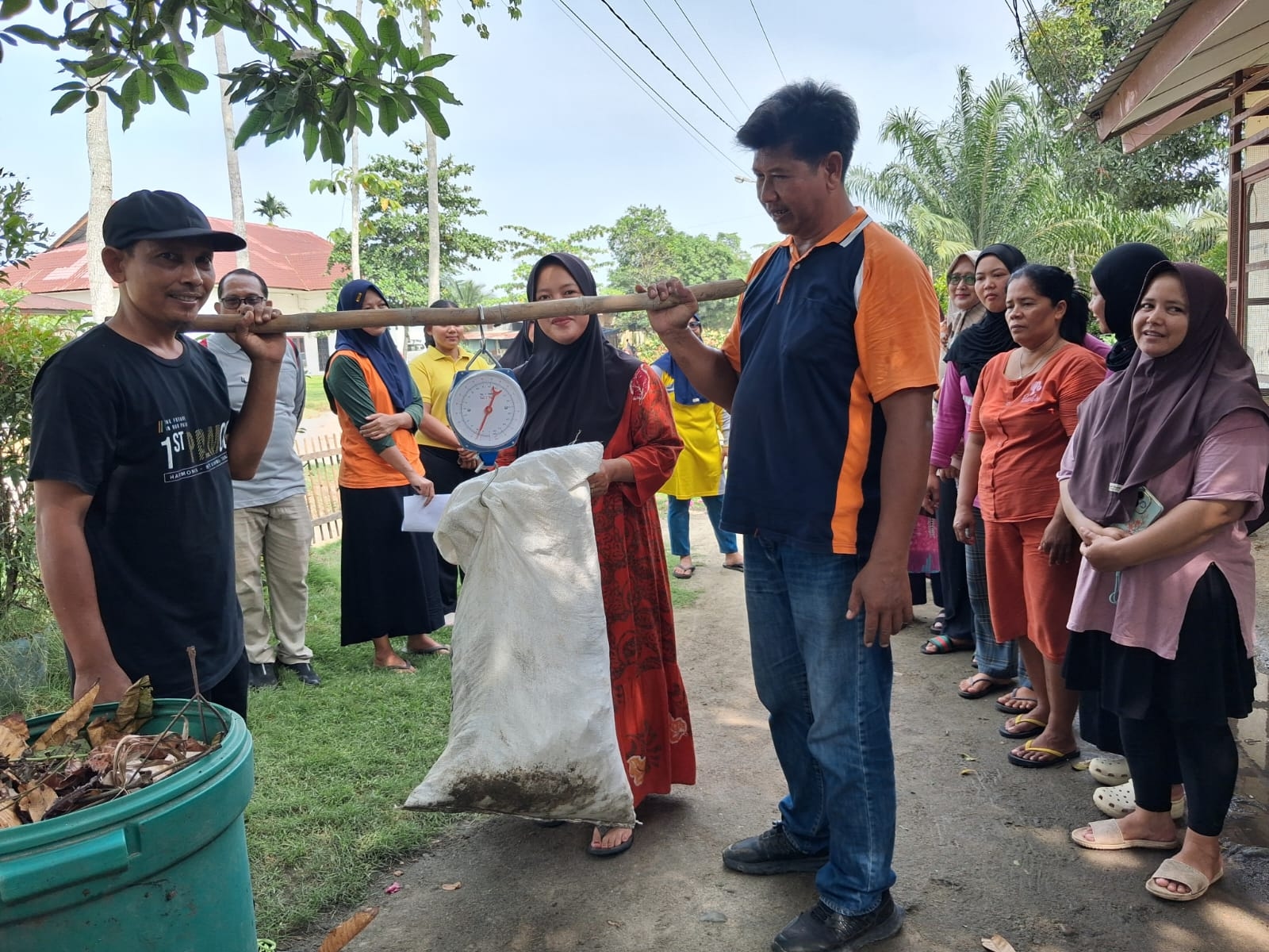 Peringati Hari Lingkungan Hidup 2026, PTPN IV PalmCo dan Warga Gelar Normalisasi Sungai hingga Tanam Pohon
