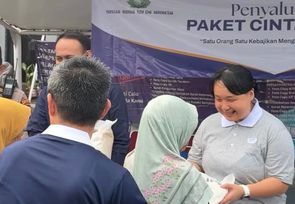 Susuri Tanjung Pasir, Tzu Chi ASG Salurkan 1.000 Paket Beras Cinta Kasih di Teluknaga