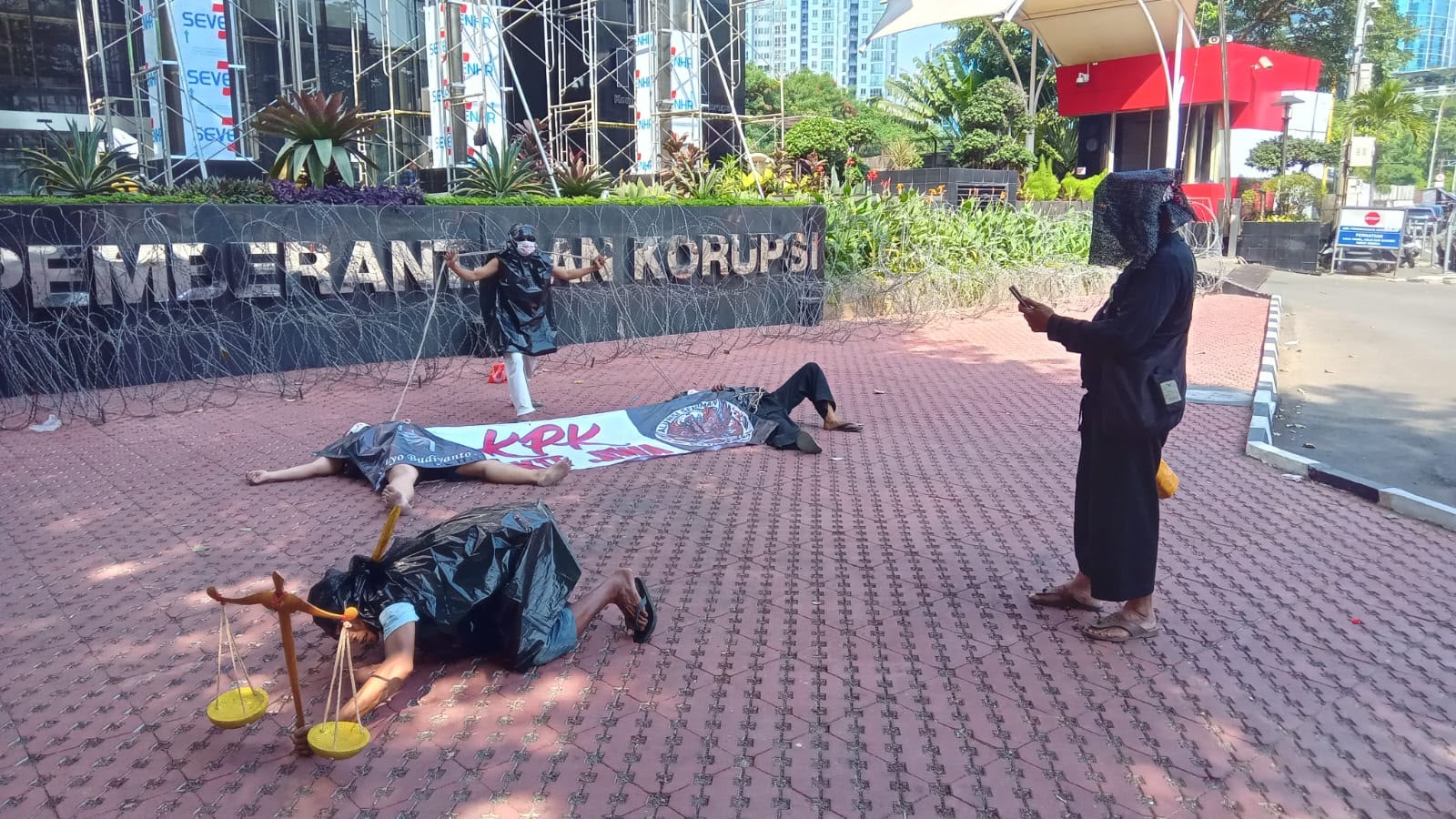 Aksi Teater di Depan KPK, Seniman Kritik Dugaan Tebang Pilih Penanganan Kasus Blueray Cargo