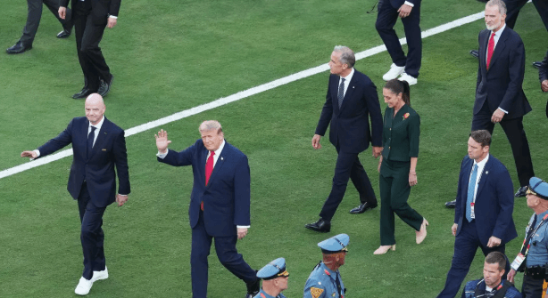 Trump Disoraki Ribuan Penonton Saat Naik ke Panggung Final Piala Dunia 2026