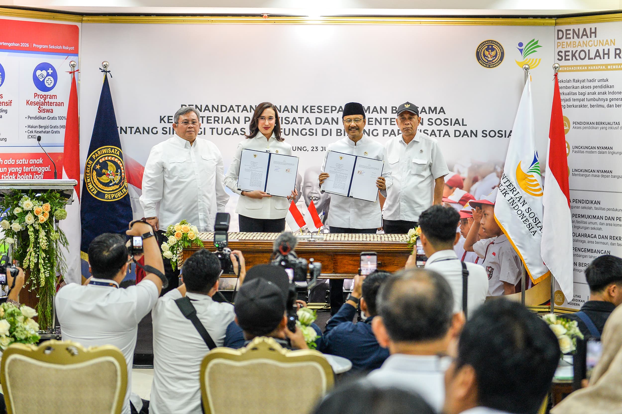 Menteri Pariwisata Widiyanti Putri Wardhana (kedua kiri) bersama Menteri Sosial Saifullah Yusuf (kedua kanan) didampingi Sekretaris Menteri Pariwisata Bayu Aji (kiri) dan Wamensos Agus Jabo Priyono (kanan) menunjukan nota kesepahaman yang telah ditandatangani saat melakukan kunjungan kerja di Politeknik Pariwisata NHI, Dayeuhkolot, Kabupaten Bandung, Jawa Barat, Kamis (23/7/2026). ANTARA FOTO/Raisan Al Farisi/nz