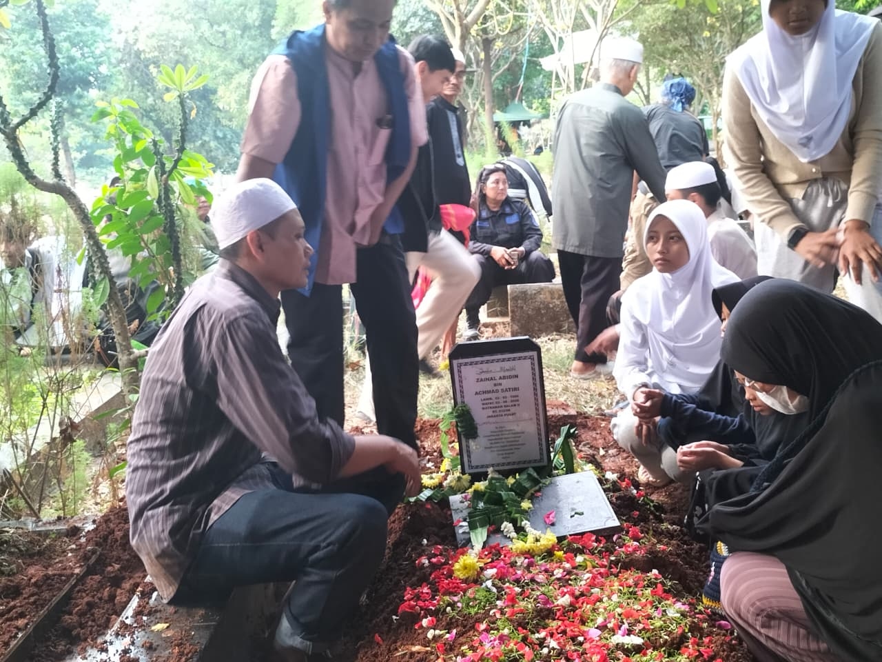 Isak Tangis Iringi Pemakaman Diding Boneng di TPU Menteng Pulo, Satu Liang Lahat dengan Mendiang Istri