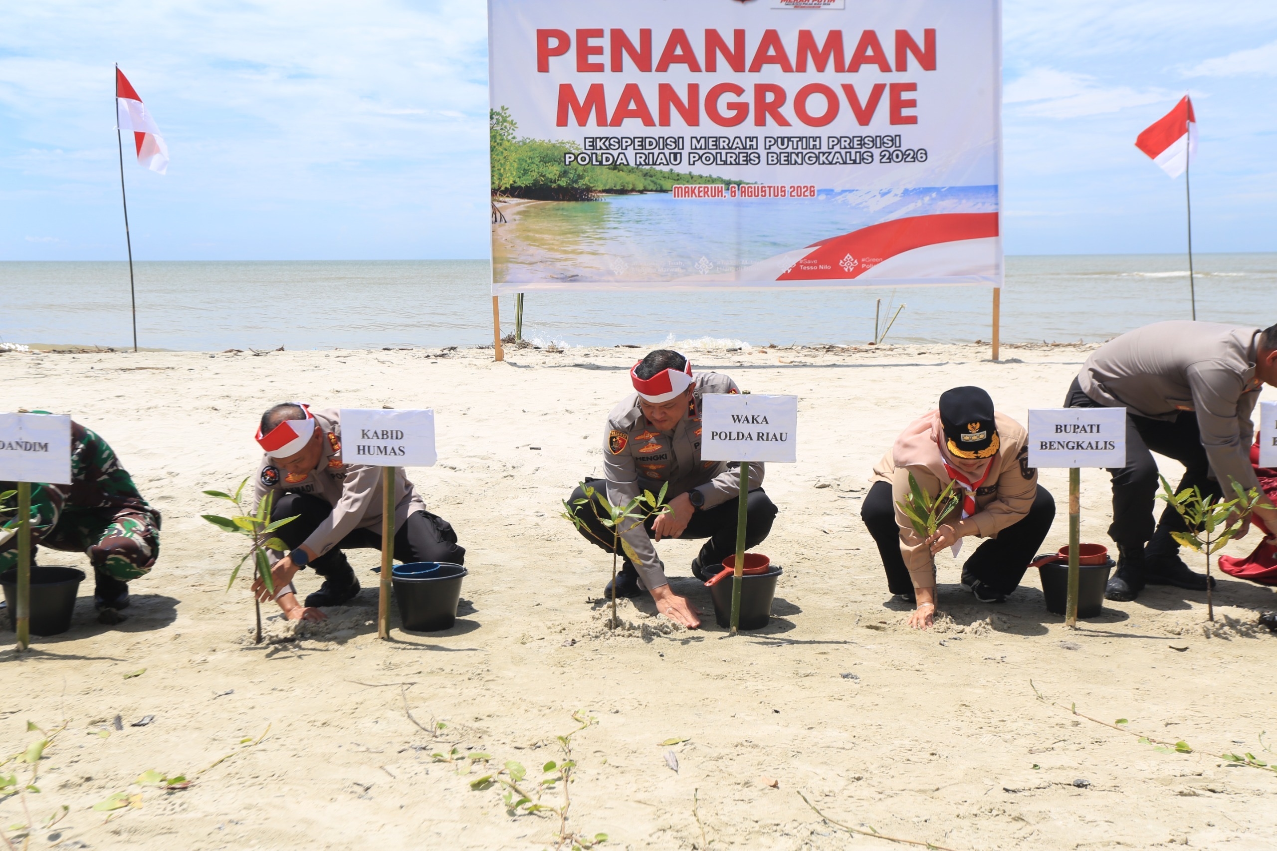 Ekspedisi Merah Putih Presisi Tiba di Rupat, Polda Riau Salurkan Bantuan untuk Nelayan dan Tanam 1.000 Mangrove
