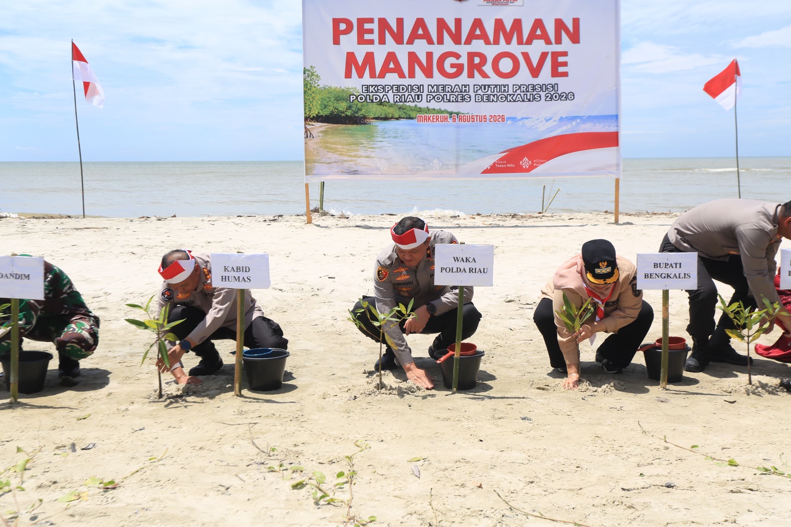 Ekspedisi Merah Putih Presisi Tiba di Rupat, Polda Riau Salurkan Bantuan untuk Nelayan dan Tanam 1.000 Mangrove
