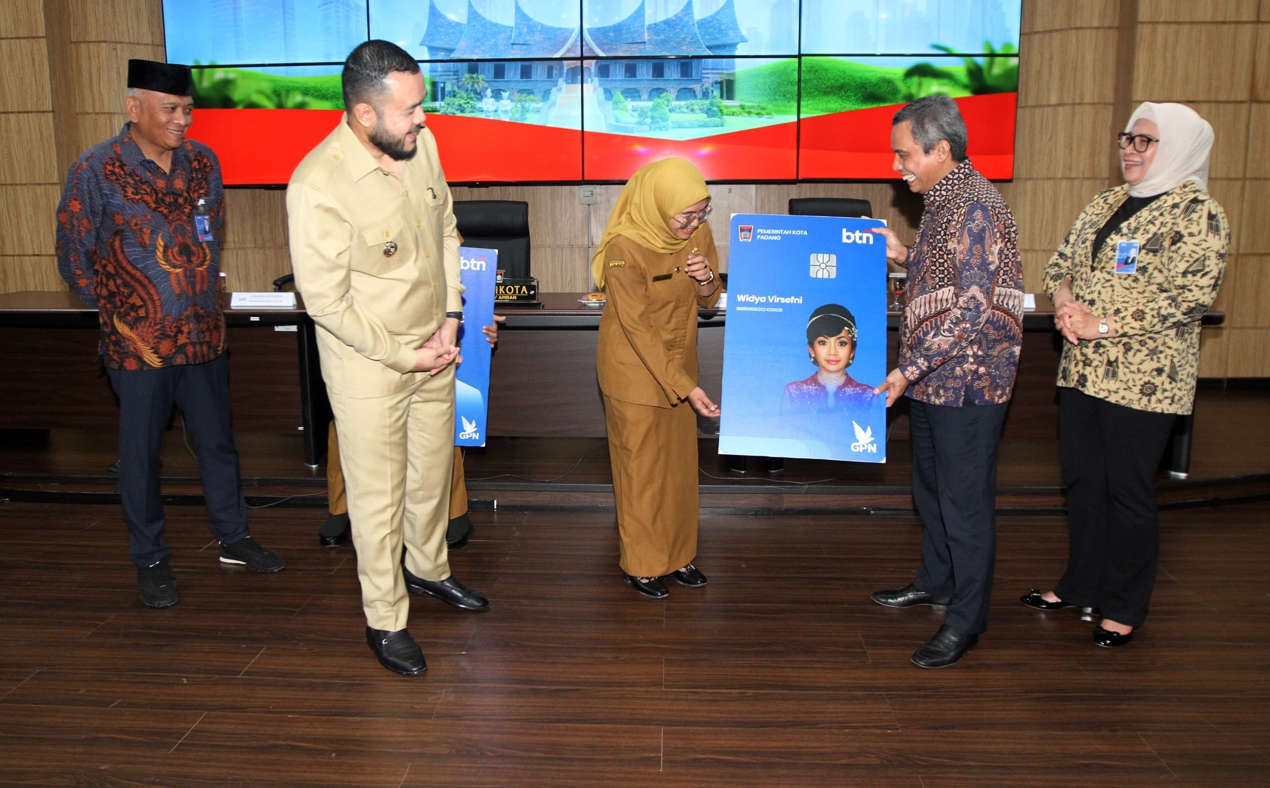 Direktur Utama PT Bank Tabungan Negara (Persero) Tbk (BTN) Nixon LP Napitupulu bersama Wali Kota Padang Fadly Amran Penandatanganan Kesepakatan Bersama BTN dengan Pemerintah Kota Padang di Balai Kota Padang, Senin (10/8).