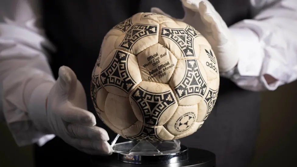 Bola Gol Tangan Tuhan Diego Maradona Terjual Rp60,38 Miliar