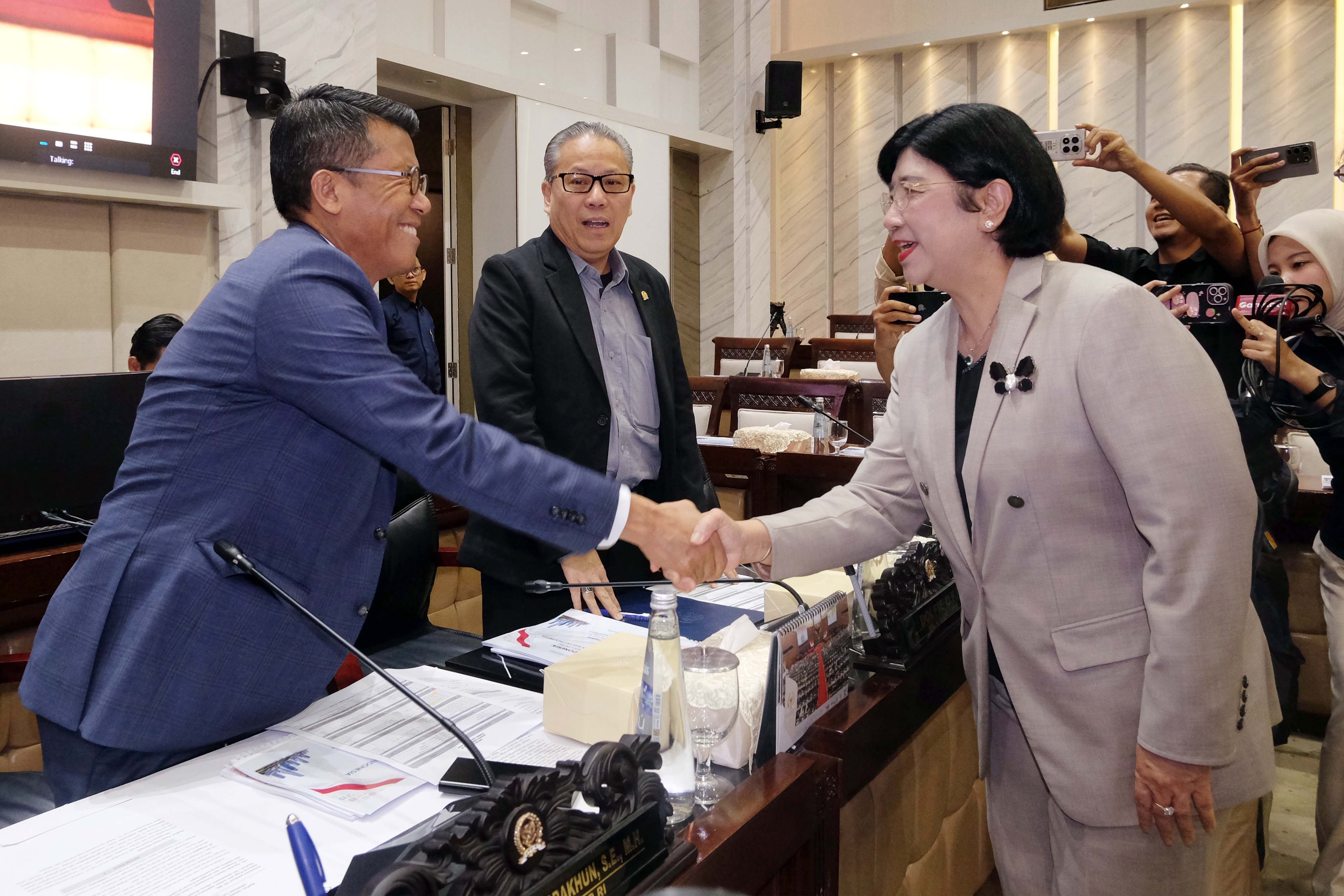 Destry Jadi Gubernur Terpilih, Ekonom: BI Tak Bisa Sendirian Jaga Rupiah