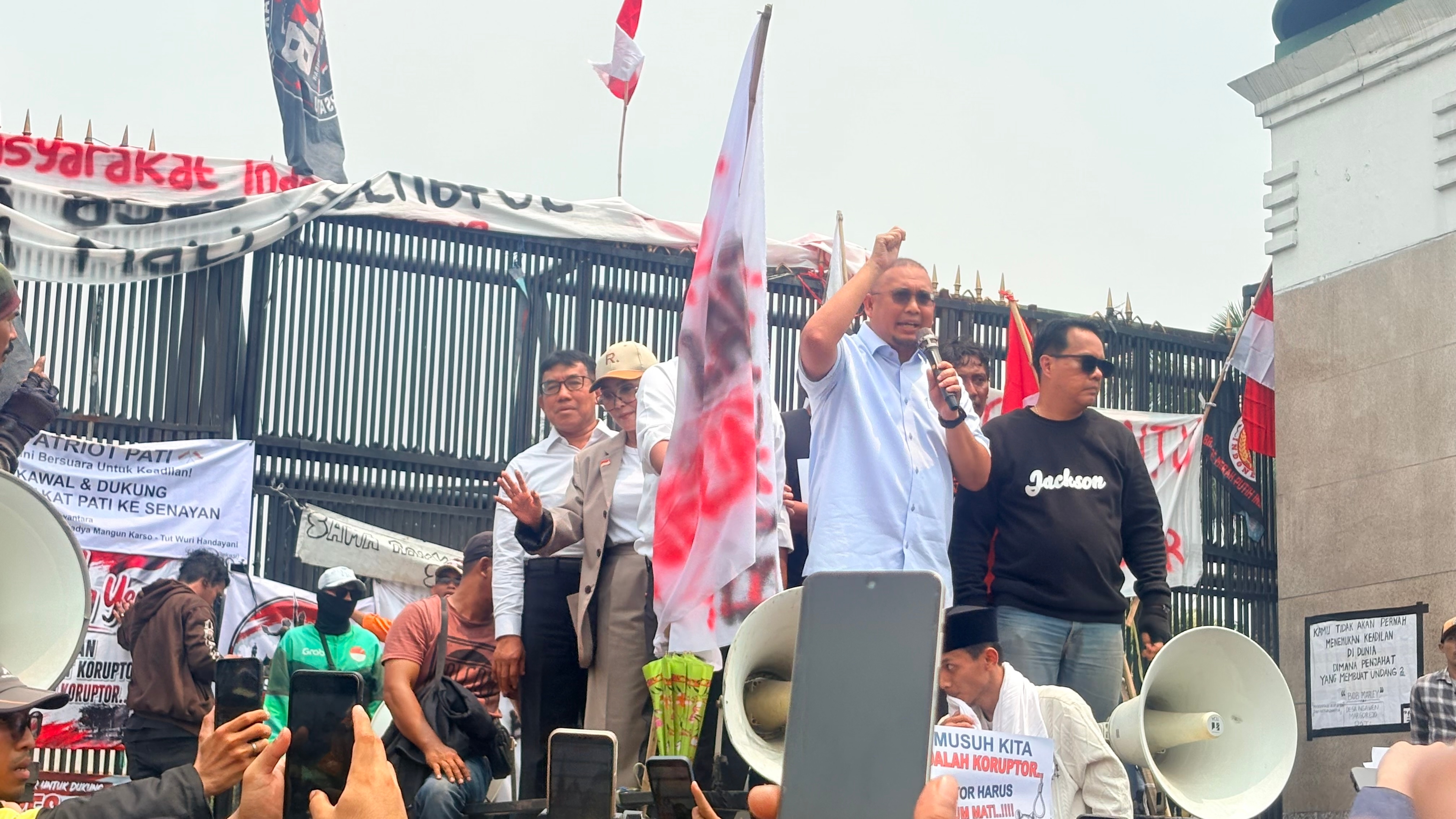 Andre Rosiade Disoraki Massa AMPB Saat Berorasi dari Mobil Komando