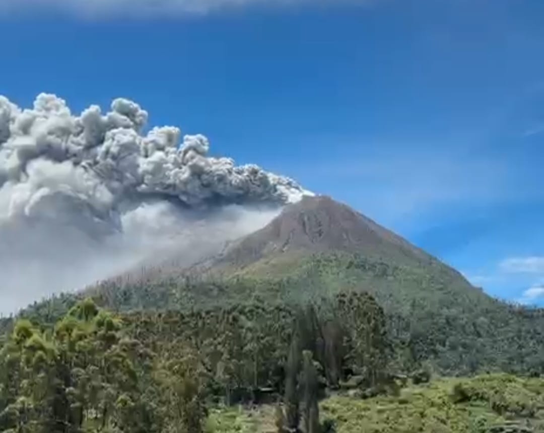 Gunung Meletus dan Abu Vulkanik, Apakah Tanda Allah Murka? Ini Kata Al-Qur'an