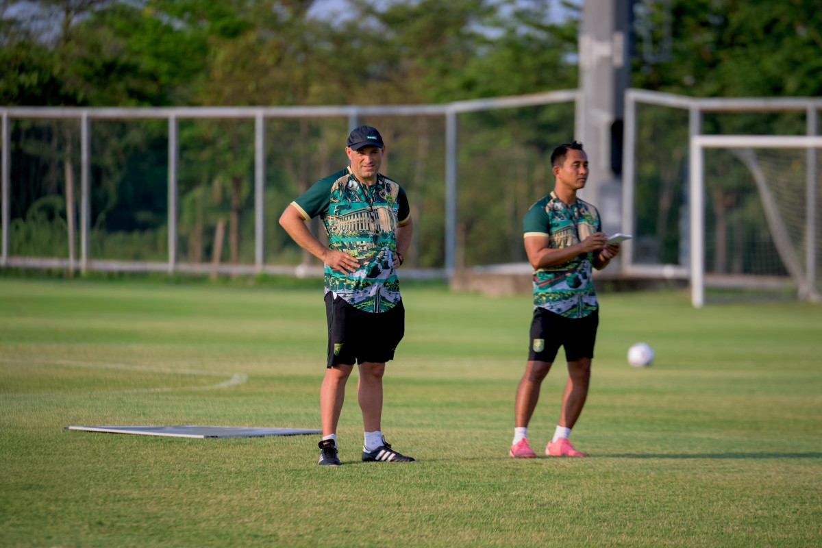 Bhayangkara vs Persebaya: Bernardo Tavares Siapkan Bajul Ijo Hadapi Cuaca Sore Lampung