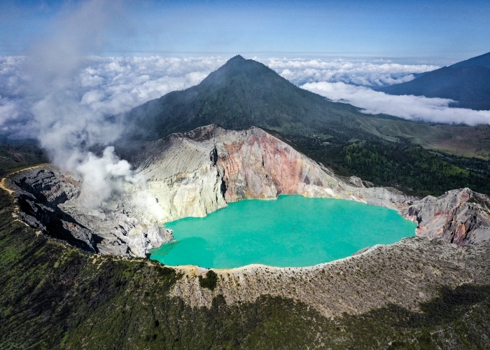 Kebakaran Kawah Ijen Cepat Meluas, Ini Penyebab dan Faktor yang Memicu Api