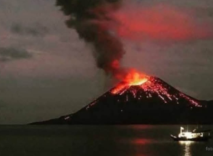 BMKG: Abu Vulkanik Gunung Anak Krakatau Terdeteksi Sampai Jakarta