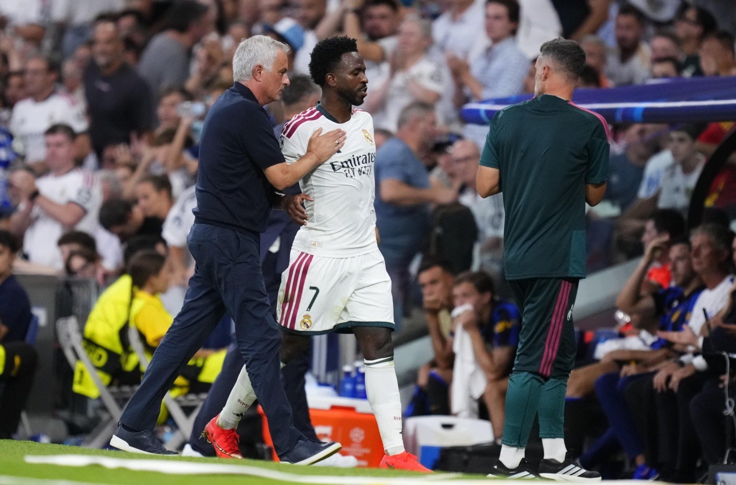 Vinicius dan Mbappe Diejek Suporter Real Madrid, Jose Mourinho Ogah Komentar