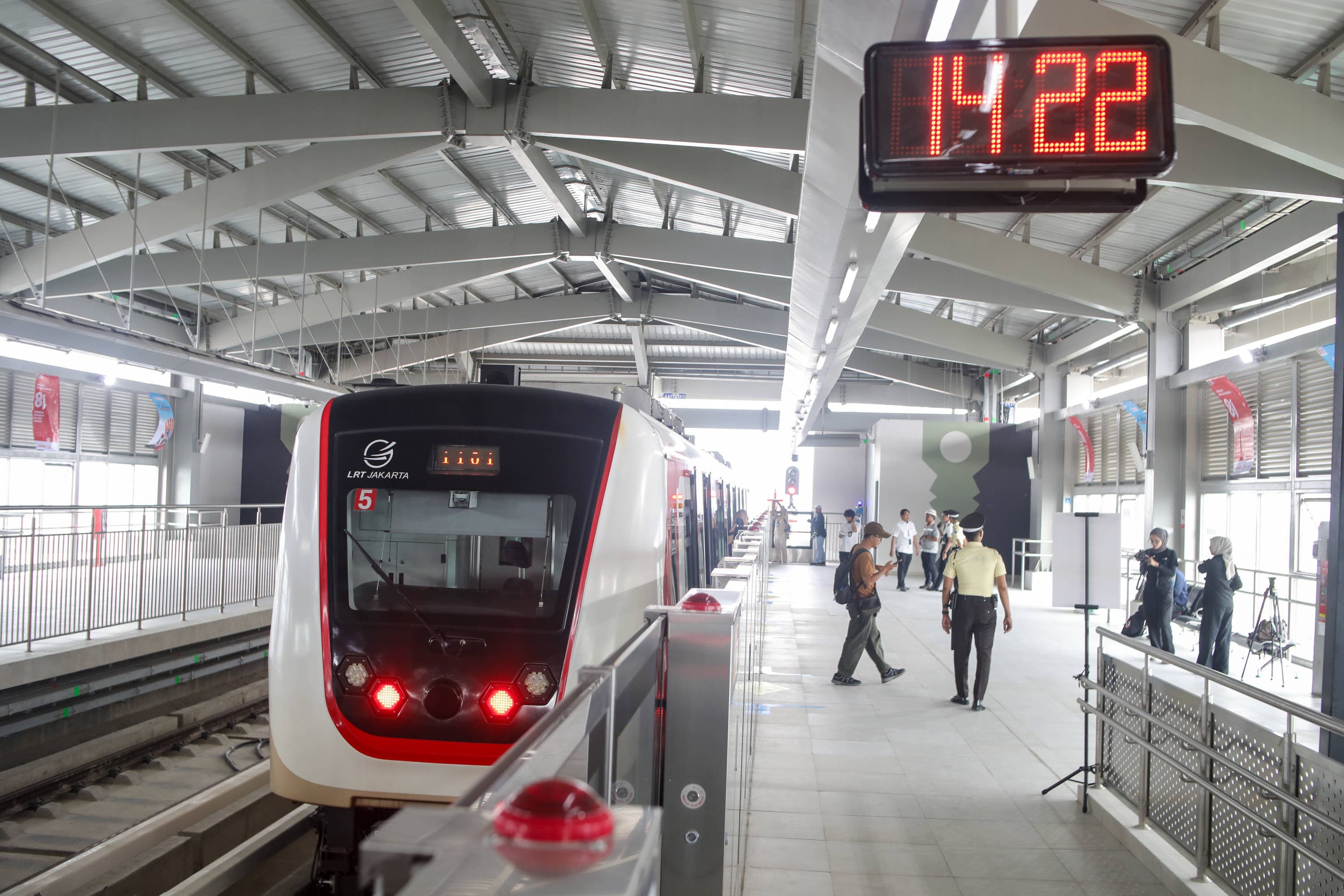Kereta LRT Jakarta berada di Stasiun Manggarai, Jakarta, Rabu (16/9/2026). AKURAT.CO/Endra Prakoso