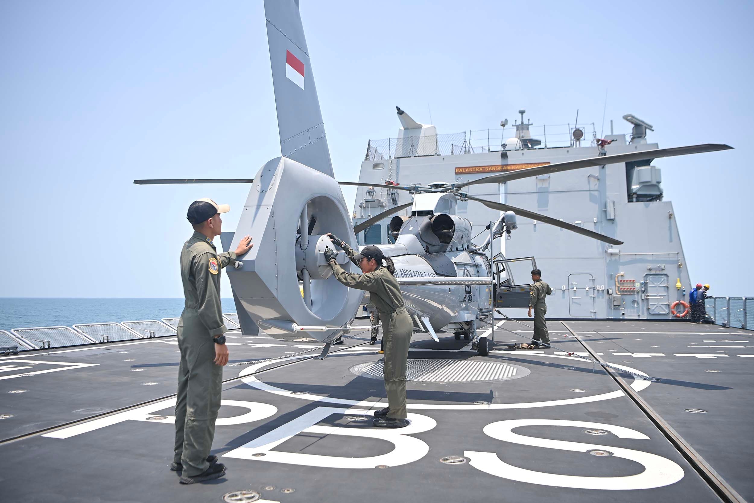 Pendaratan helikopter di KRI Prabu Siliwangi-321