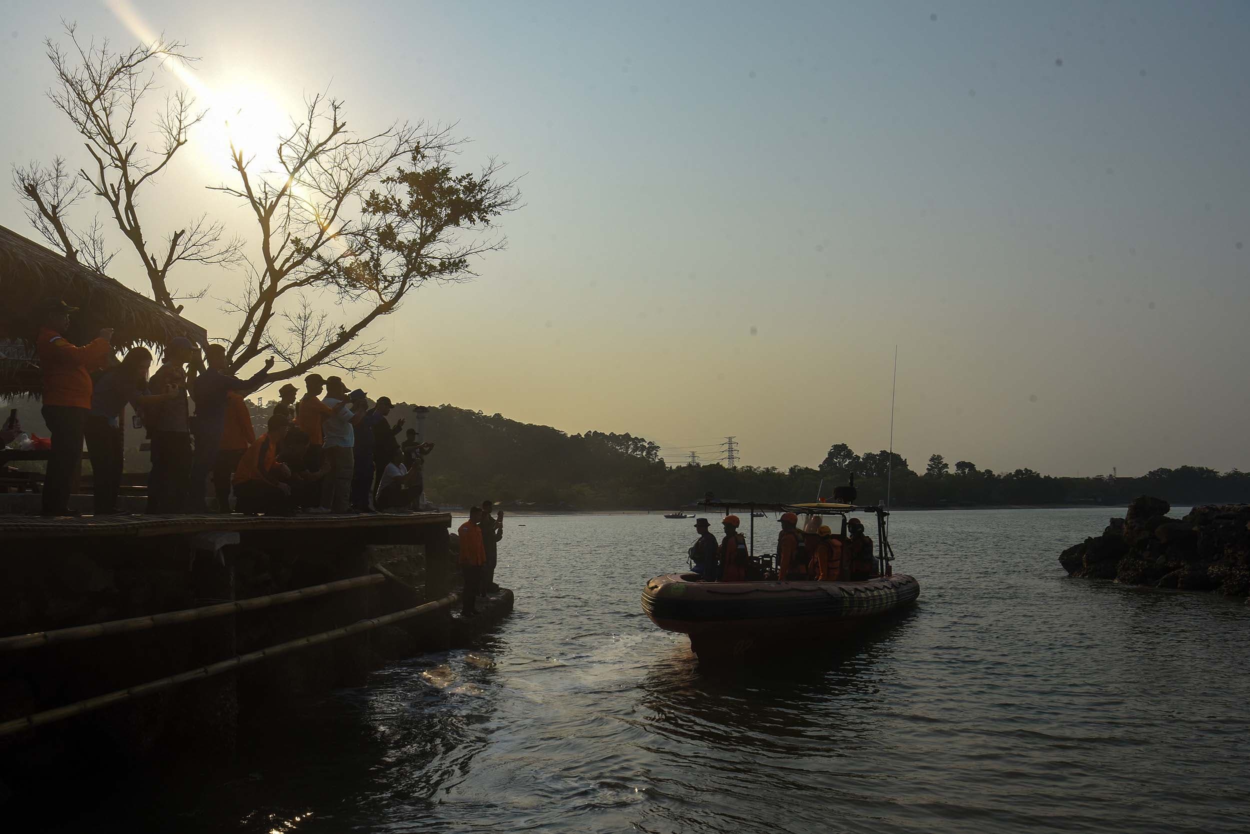 Personel tim SAR gabungan yang menaiki kapal Rigid Inflatable Boat (RIB) 02 Banten bersiap melakukan operasi pencarian pada hari kesepuluh terhadap lima jurnalis dan tiga awak kapal yang hilang kontak di Carita, Pandeglang, Banten, Kamis (17/9/2026). ANTARA FOTO/Indrianto Eko Suwarso/YU