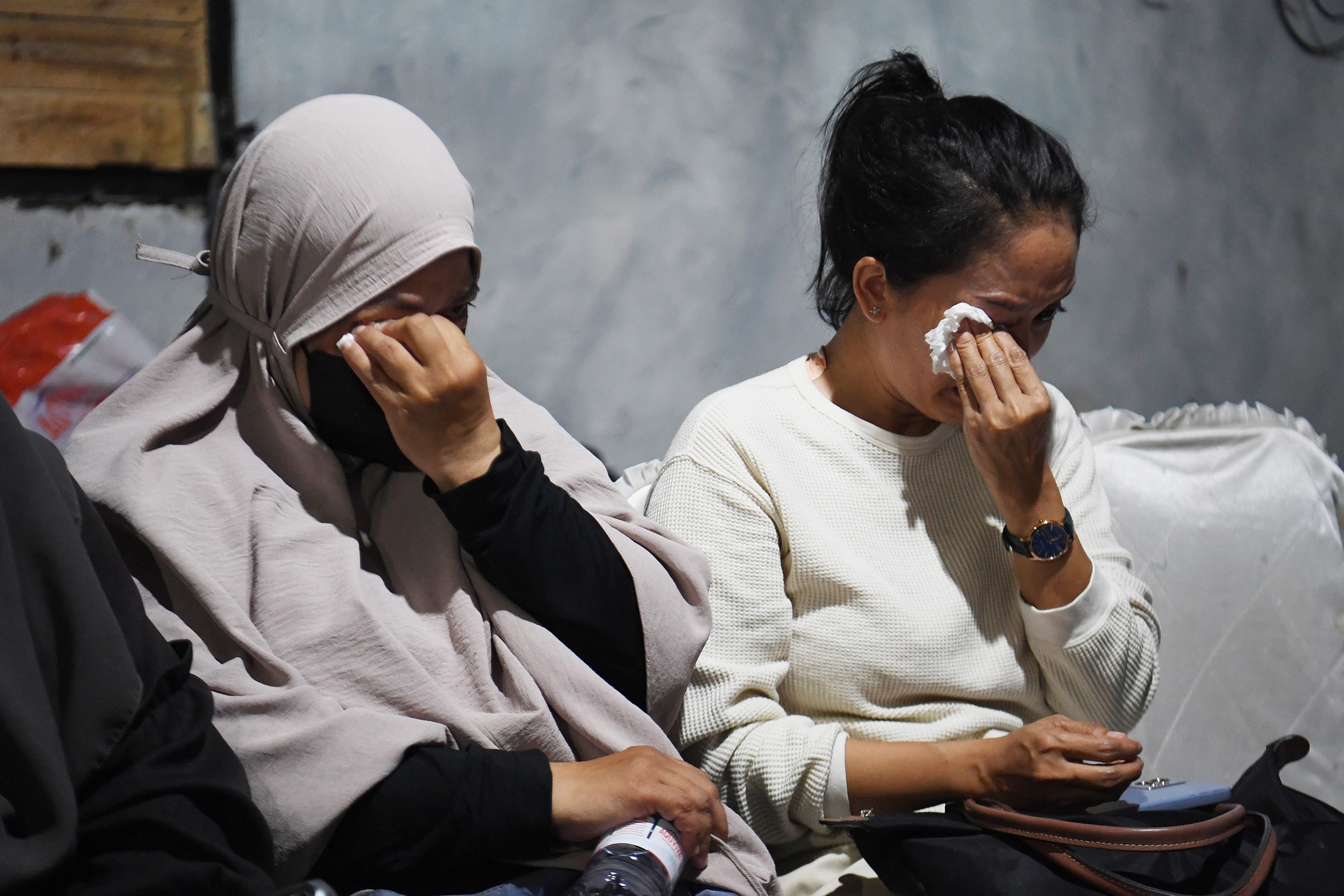 Tangis Keluarga Saat Operasi SAR Pencarian Jurnalis dan Awak Kapal Dihentikan