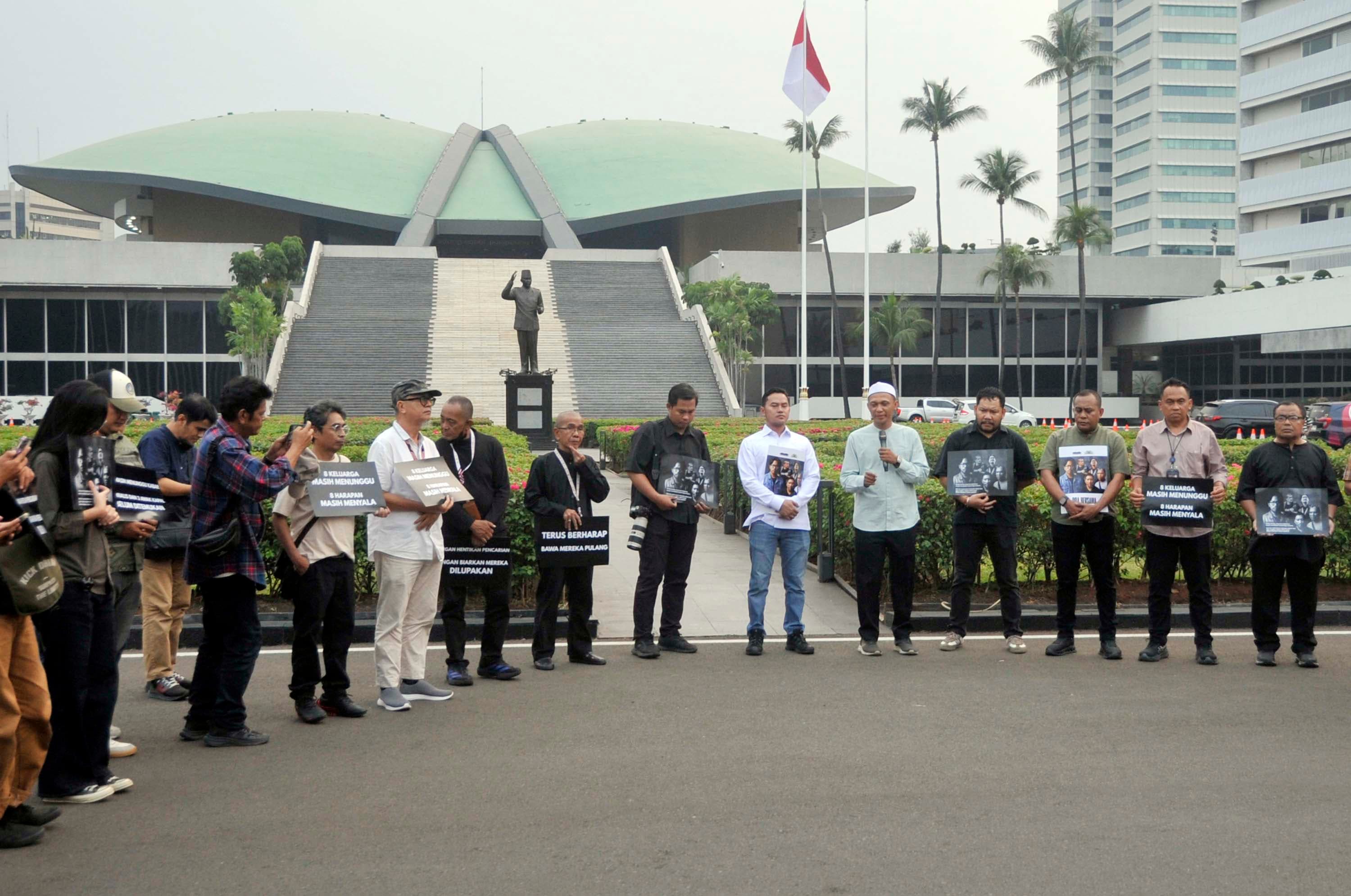 Ketua Koordinatoriat Wartawan Parlemen (KWP) Ariawan bersama wartawan parlemen mengadakan doa bersama hilangnya lima jurnalis dan tiga ABK saat meliput erupsi Gunung Krakatau di Gedung Parlemen Senayan, Jakarta, Jumat (18/8/2026). AKURAT.CO/Sopian