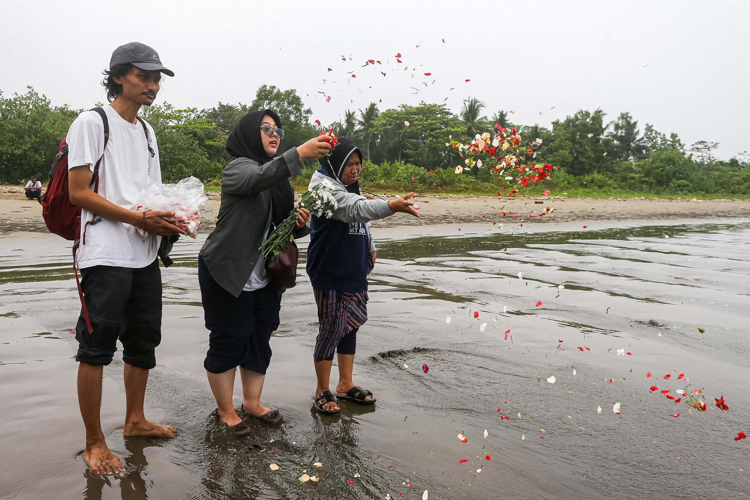 Tabur Bunga untuk Jurnalis dan Awak Kapal yang Hilang Kontak