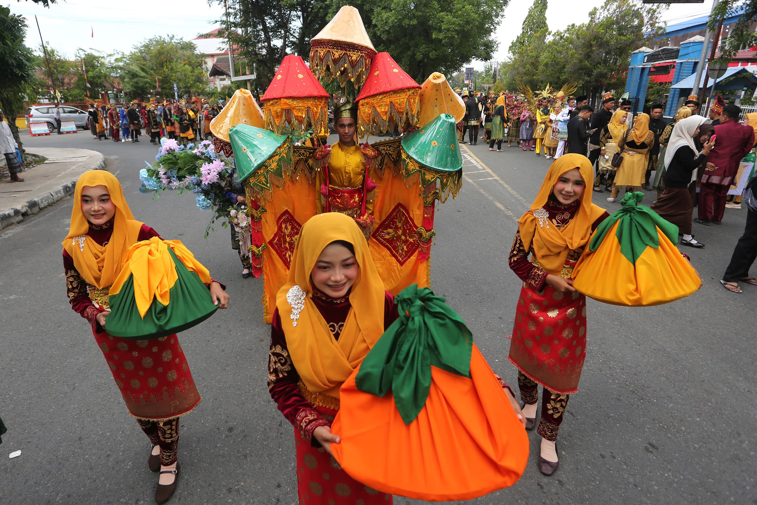 Warga dan seniman dari berbagai sanggar memakai kostum adat dan membawa hidang dalong saat mengikuti pawai budaya di Sigli, Kabupaten Pidie, Aceh, Sabtu (19/9/2026). ANTARA FOTO/Irwansyah Putra/wsj.