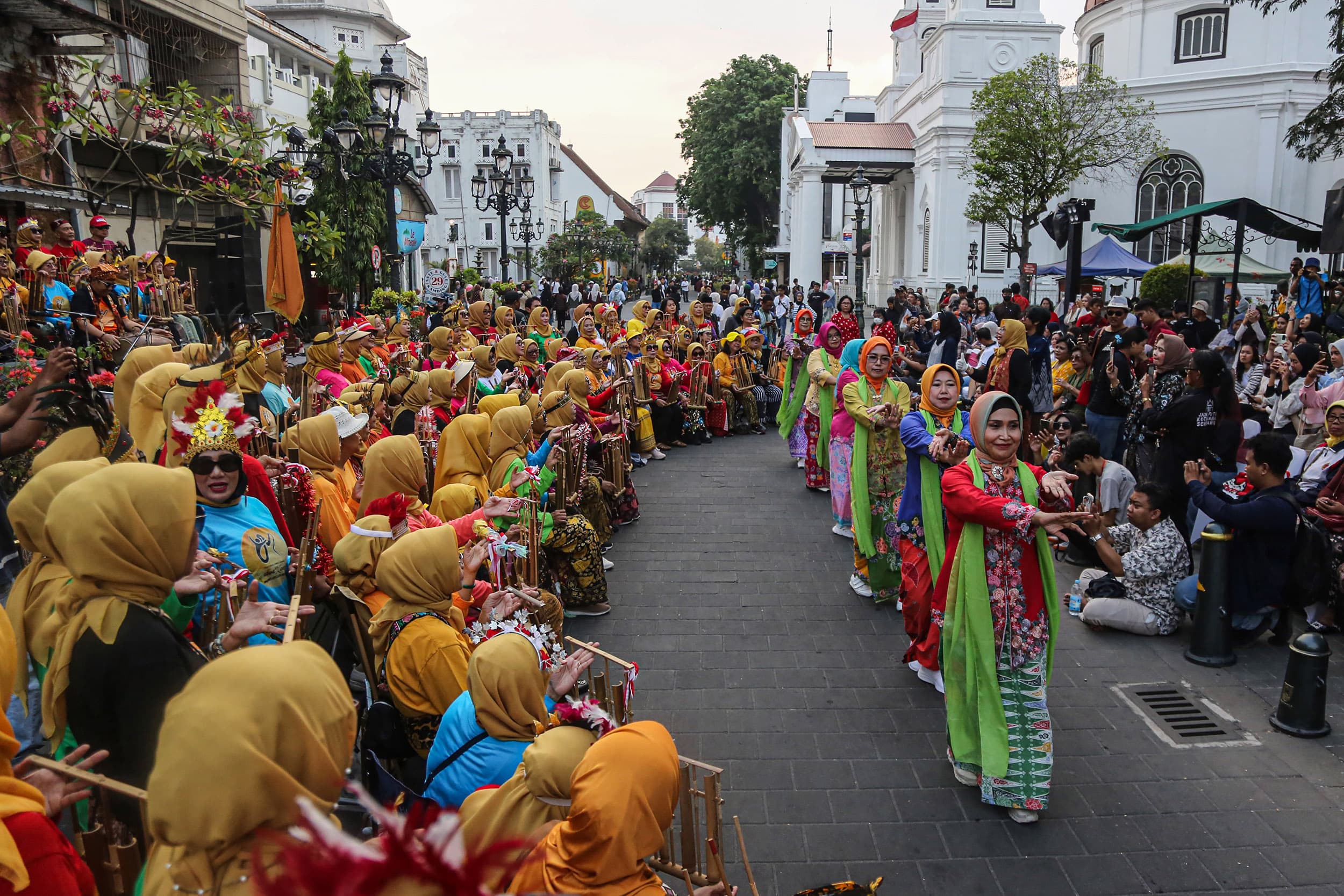 Penari menampilkan tari Perahu Layar saat mengiringi musik angklung dalam acara Pagelaran 1.000 Angklung Nusantara di kawasan Cagar Budaya Nasional Kota Lama, Semarang, Jawa Tengah, Sabtu (19/9/2026).ANTARA FOTO/Makna Zaezar/YU