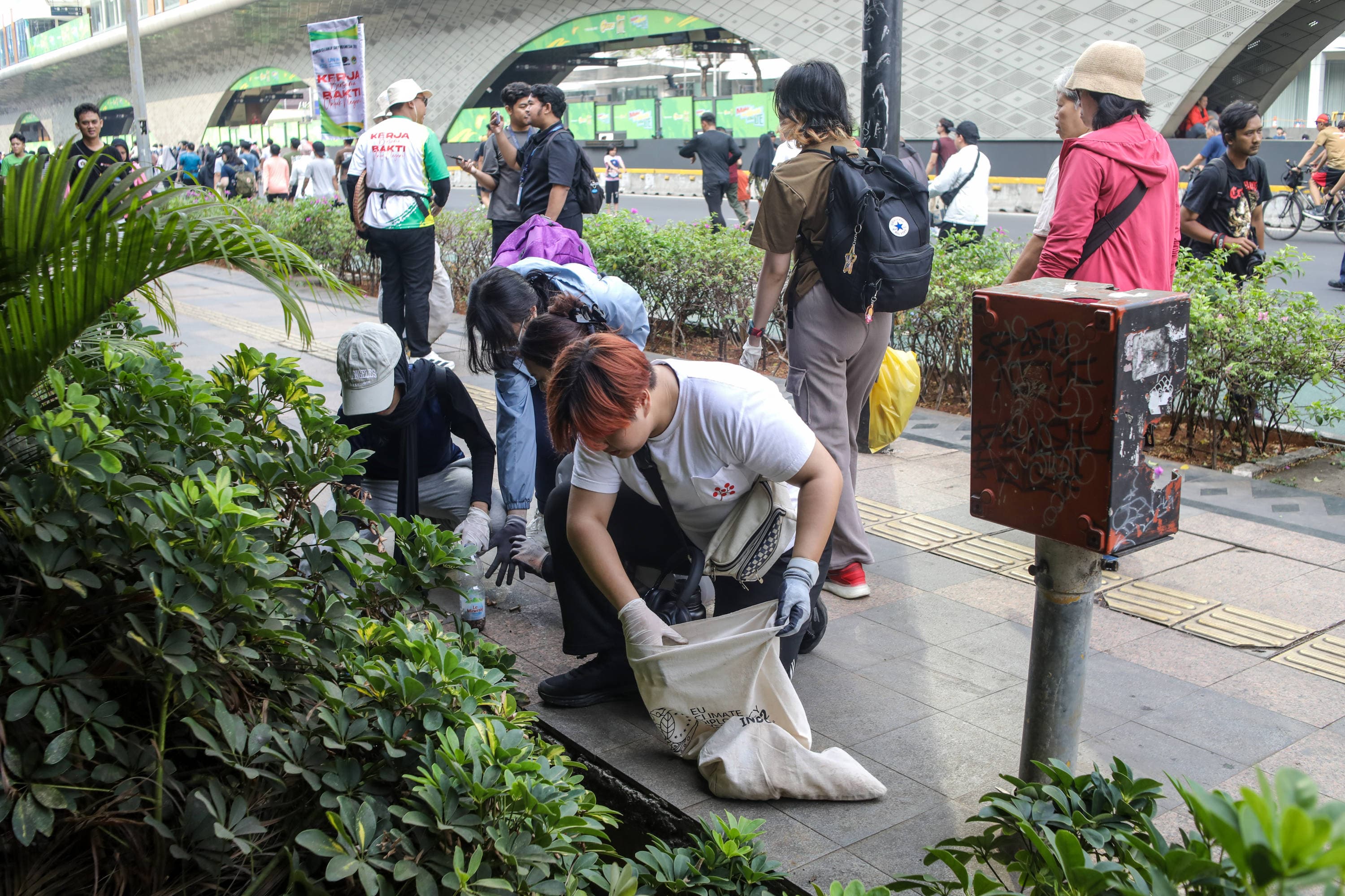 Relawan memungut sampah dalam kegiatan World Cleanup Day (WCD) 2026 di Hari Bebas Kendaraan Bermotor (HBKB), kawasan Bundaran HI, Jakarta, Minggu (20/9/2026). AKURAT.CO/Endra Prakoso