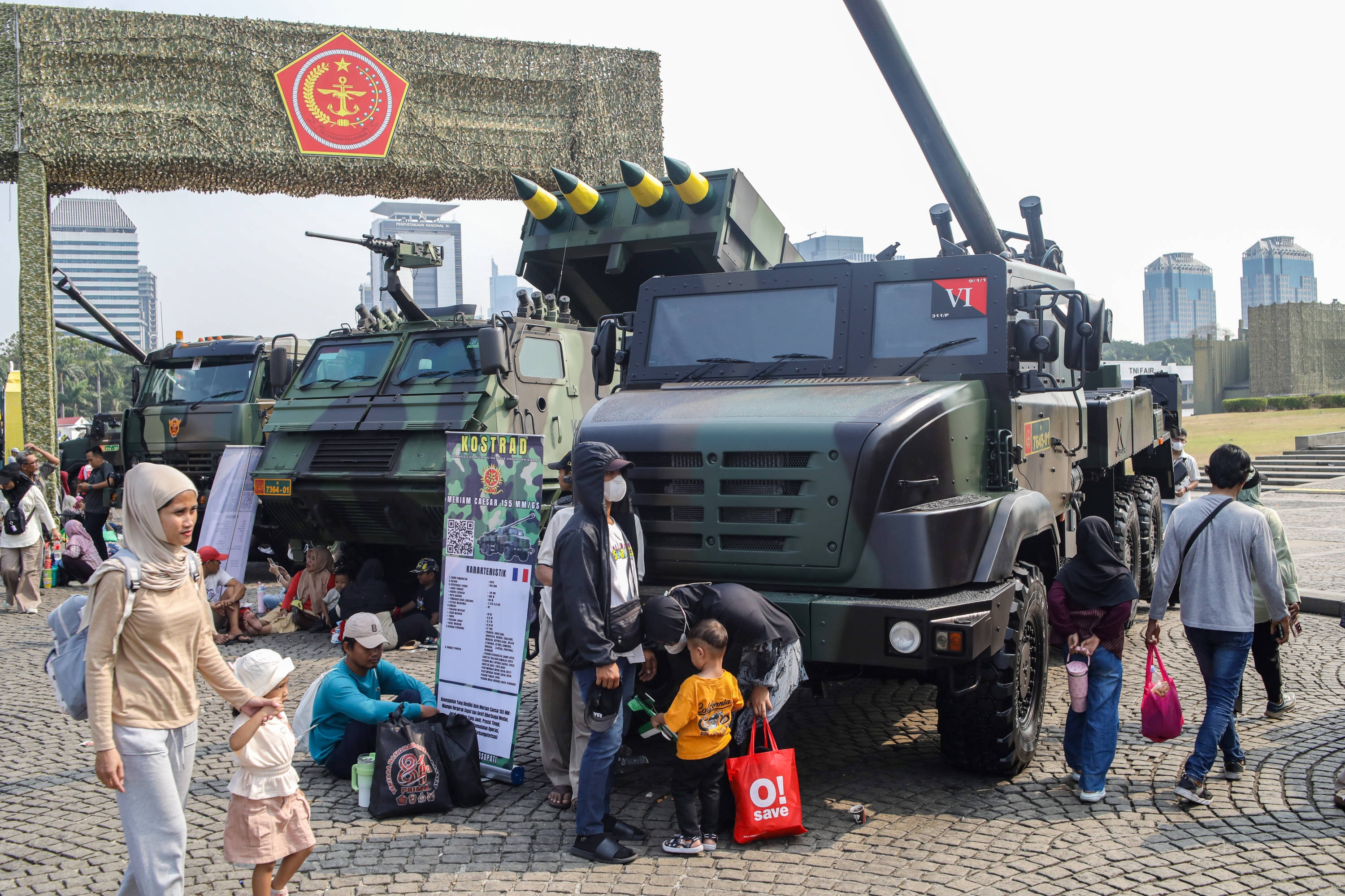 Antusias Warga Mengunjungi TNI Fair di Silang Monas