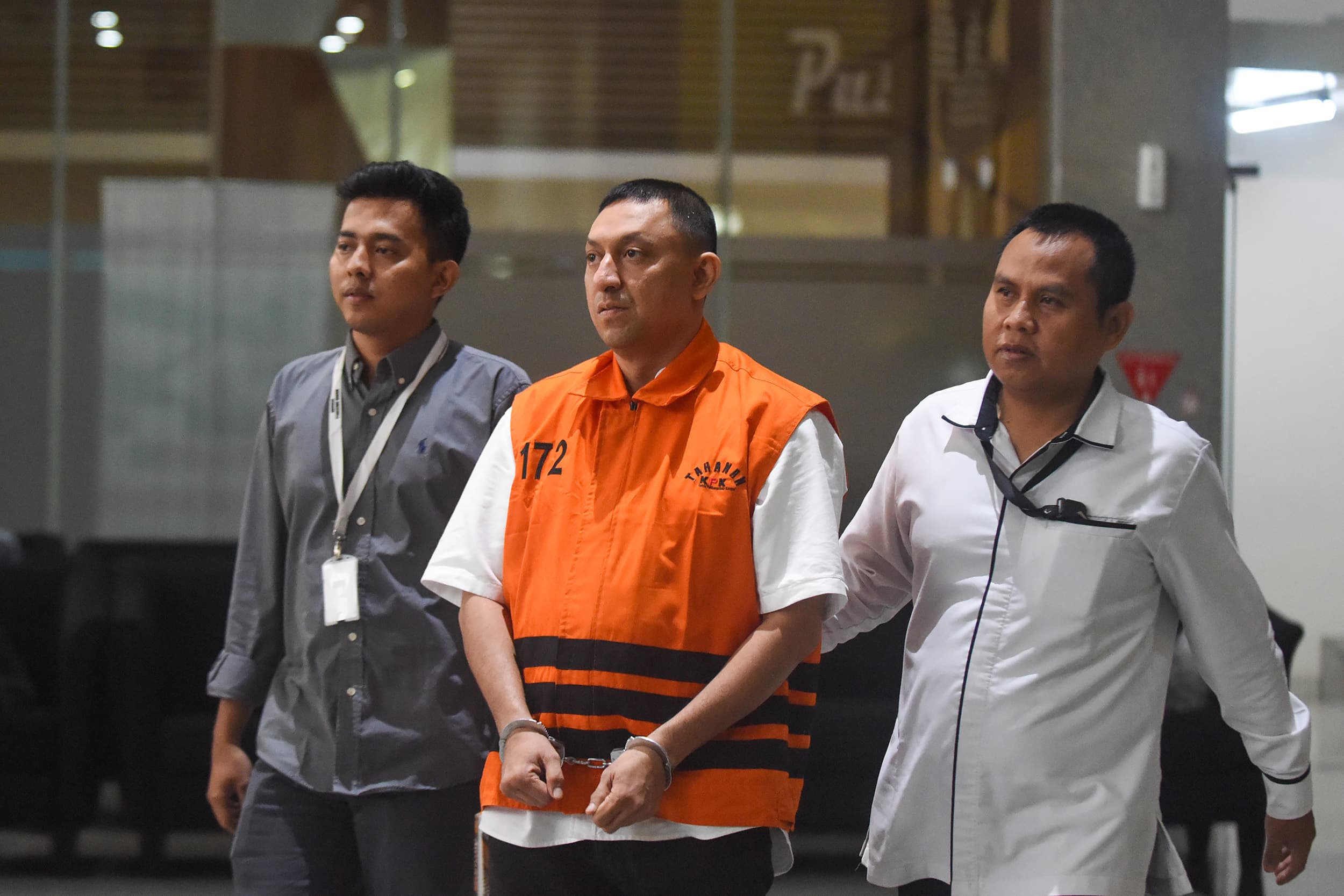Tersangka kasus dugaan korupsi pengurusan hak guna bangunan (HGB) Fahd El Fouz alias Fahd A. Rafiq (tengah) berjalan menuju mobil tahanan usai menjalani pemeriksaan di Gedung Merah Putih KPK, Jakarta, Senin (21/9/2026).ANTARA FOTO/Indrianto Eko Suwarso/nz