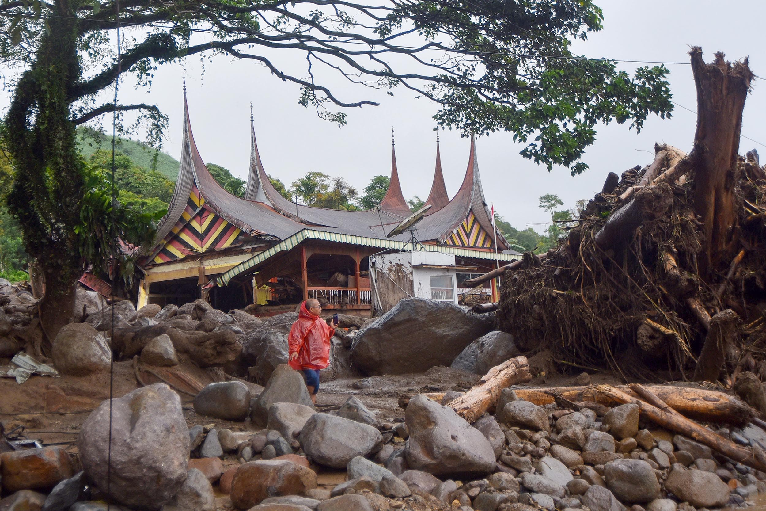 Warga berada di antara material banjir bandang di Arosuka, Kabupaten Solok, Sumatera Barat, Selasa (22/9/2026). Banjir bandang yang menerjang kawasan perkantoran di pusat kabupaten pada Senin (21/9) malam itu juga memutus akses jalan nasional dan menyebabkan sejumlah korban hilang. ANTARA FOTO/Fitra Yogi/bar