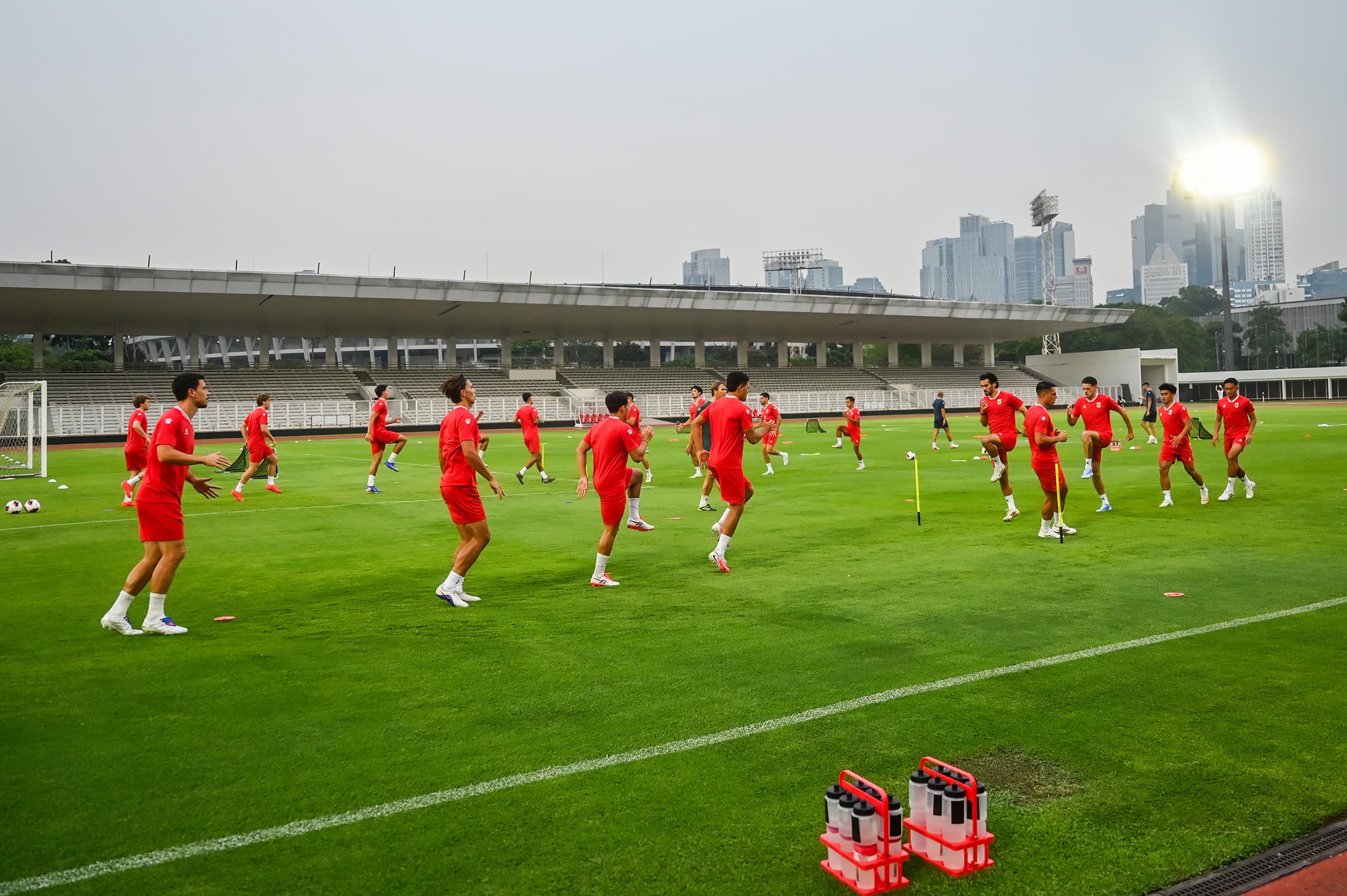 Sejumlah pesepak bola Timnas Indonesia mengikuti sesi latihan di Stadion Madya, Senayan, Jakarta, Selasa (22/9/2026). ANTARA FOTO/Rivan Awal Lingga/YU