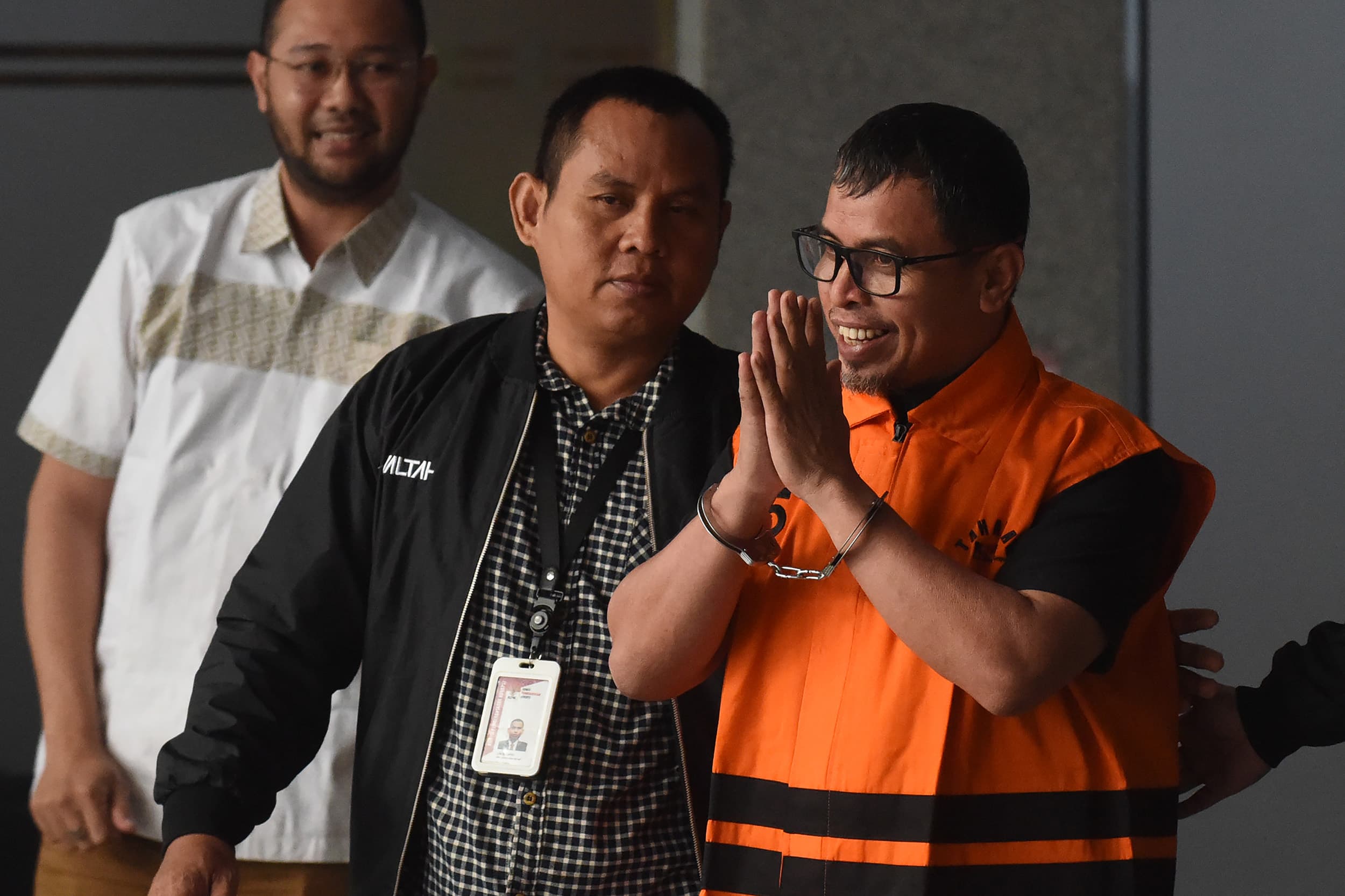 Bupati Bolaang Mongondow Utara, Sirajudin Lasena (kanan) dikawal menuju mobil tahanan usai menjalani pemeriksaan di Gedung Merah Putih KPK, Jakarta, Selasa (22/9/2026). ANTARA FOTO/Indrianto Eko Suwarso/YU