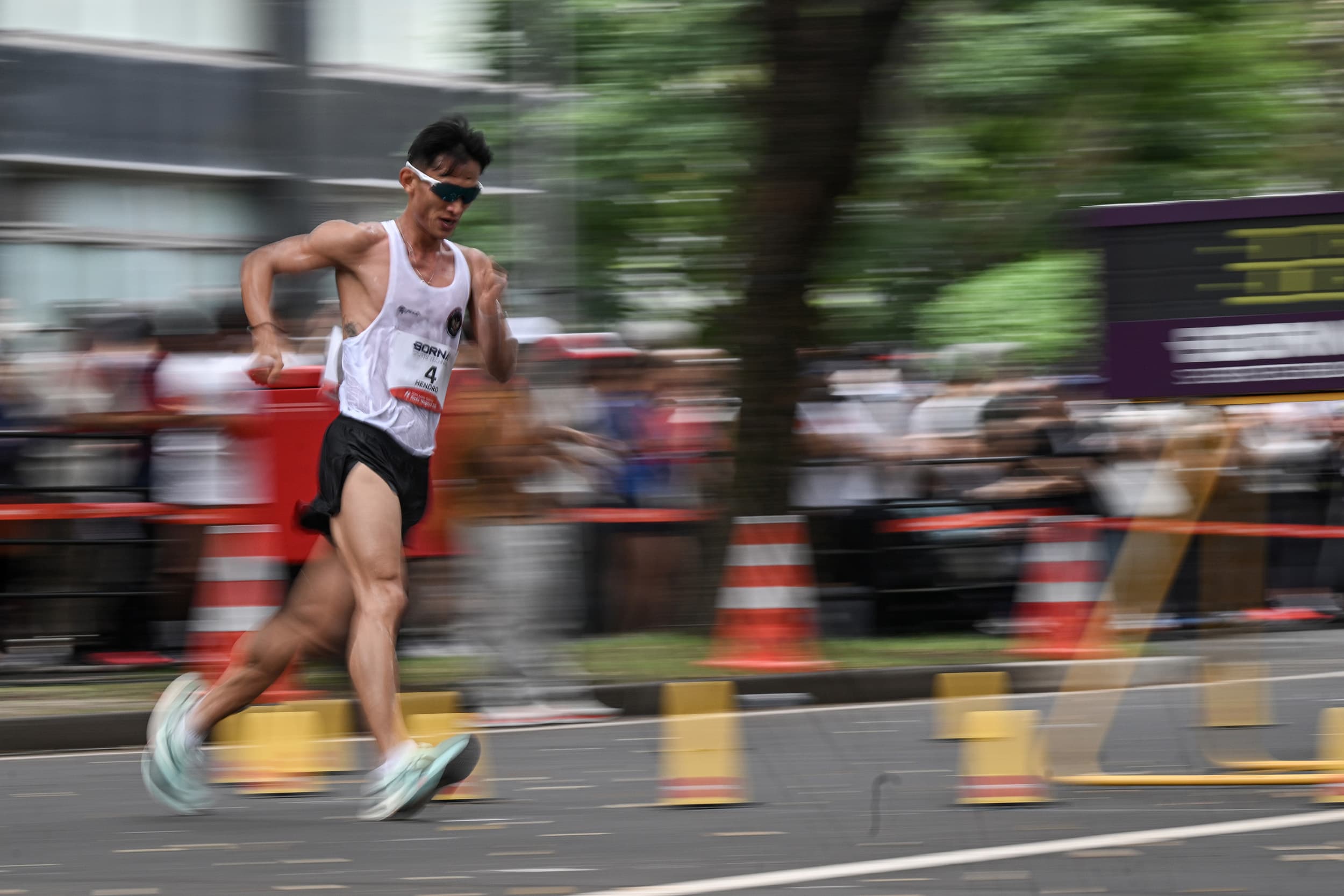 Atlet jalan cepat Indonesia Hendro memacu kecepatannya saat final atletik jalan cepat setengah marathon putra Asian Games Aichi Nagoya 2026 di Aichi-Nagoya Race Walking Course, Nagoya, Aichi, Jepang, Rabu (23/9/2026). ANTARA FOTO/Fauzan/agr